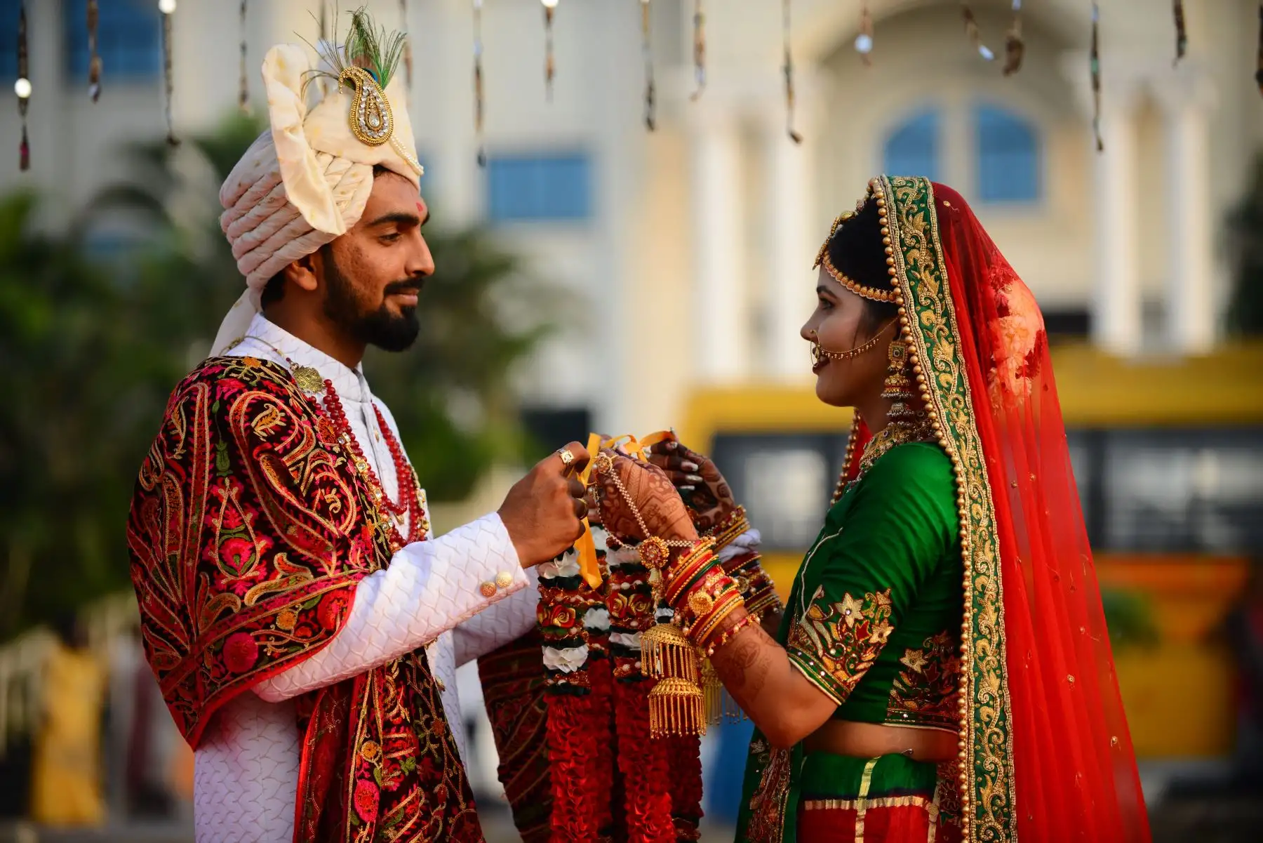 Una novia y un novio posan para una fotografía antes de una ceremonia de boda masiva en Surat, a unos 270 km de Ahmedabad - India.
Foto: AFP
