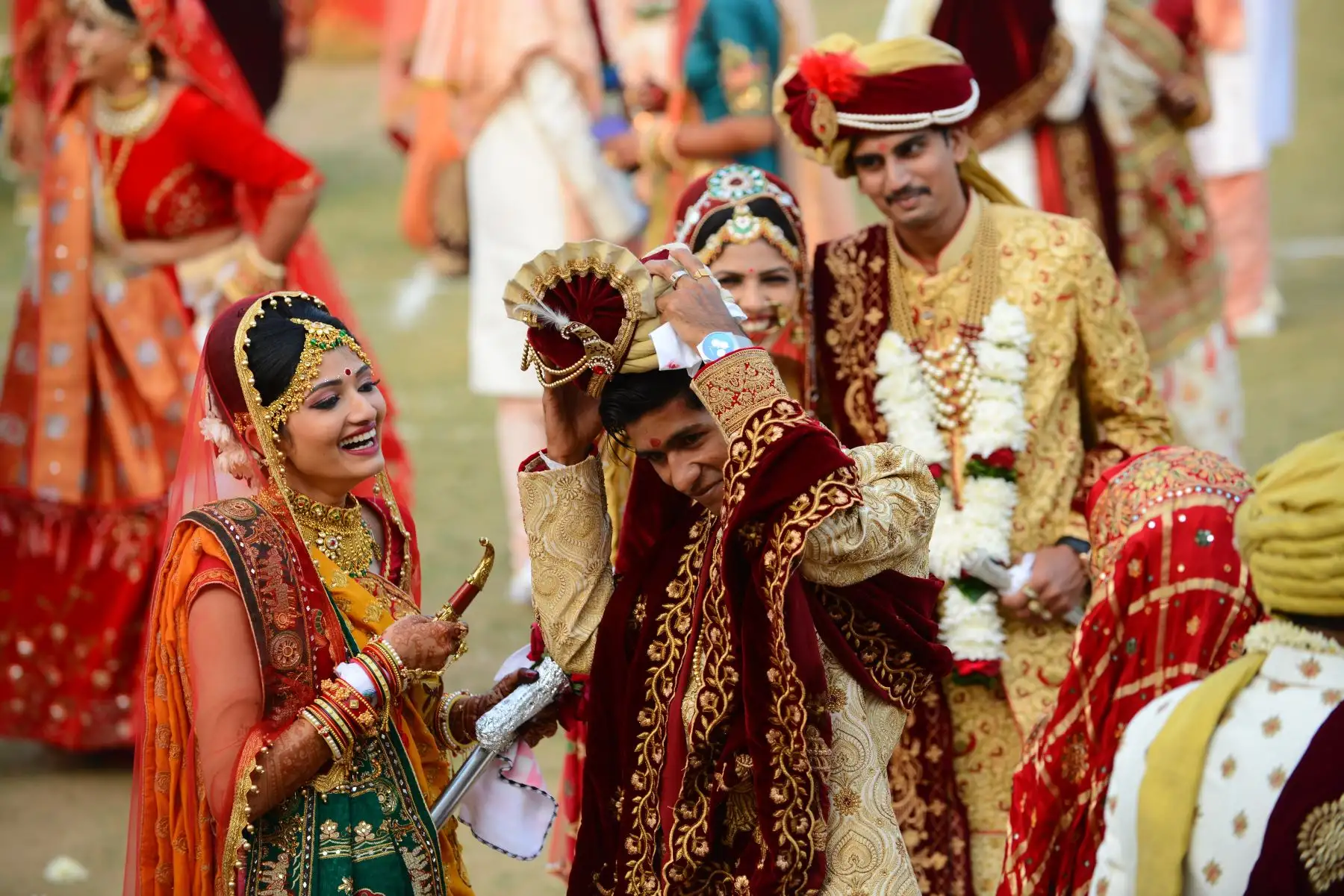 Novias y novios reacciona antes de una ceremonia de boda masiva en Surat, a unos 270 km de Ahmedabad- India.
Foto: AFP