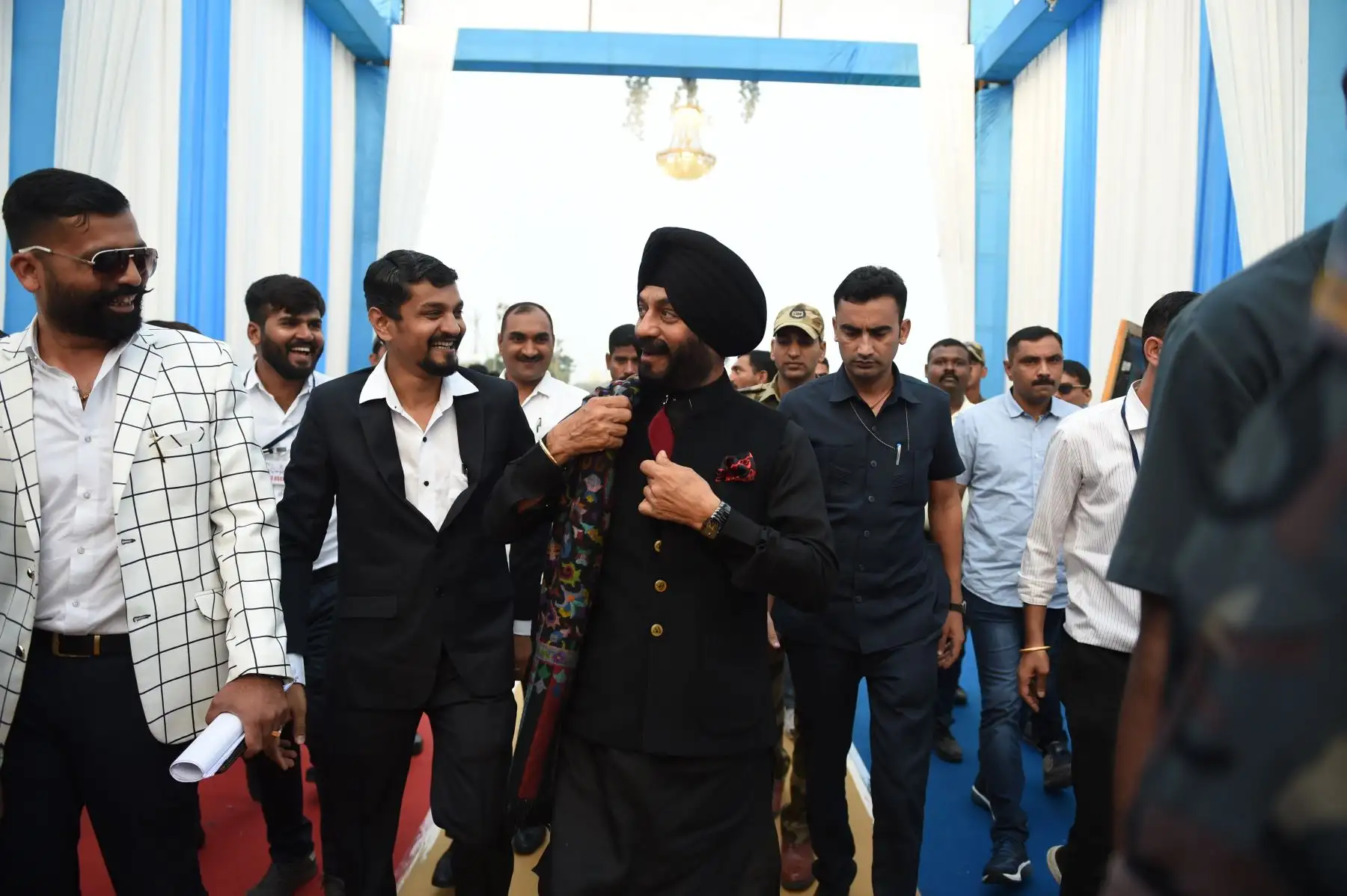 Maninderjeet Singh Bitta, presidente del Frente Antiterrorista de toda la India, llega para dar bendiciones en una ceremonia de boda masiva en Surat, a unos 270 km de Ahmedabad- India.
Foto: AFP