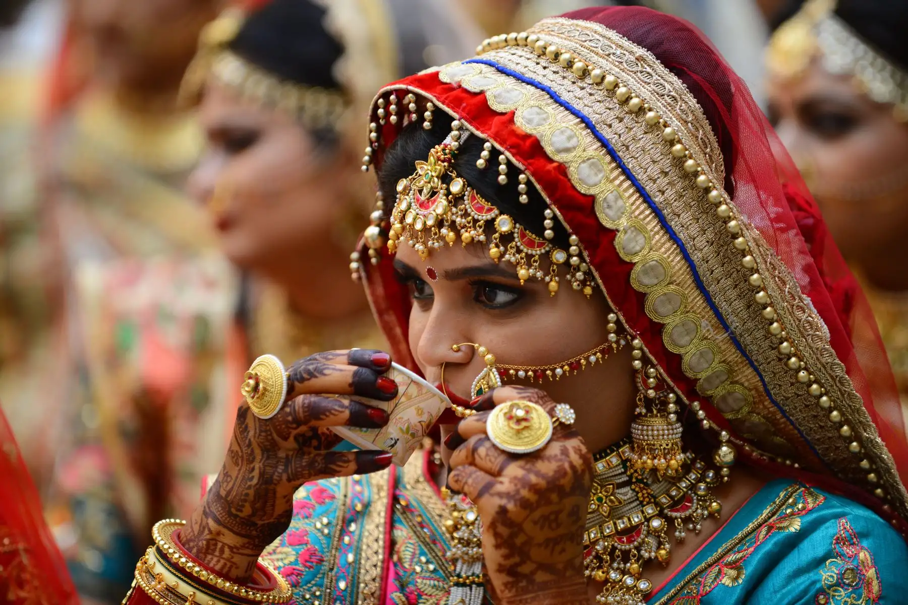 Una novia bebe té antes de una ceremonia de boda masiva en Surat, a unos 270 km de Ahmedabad - India.
Foto: AFP
