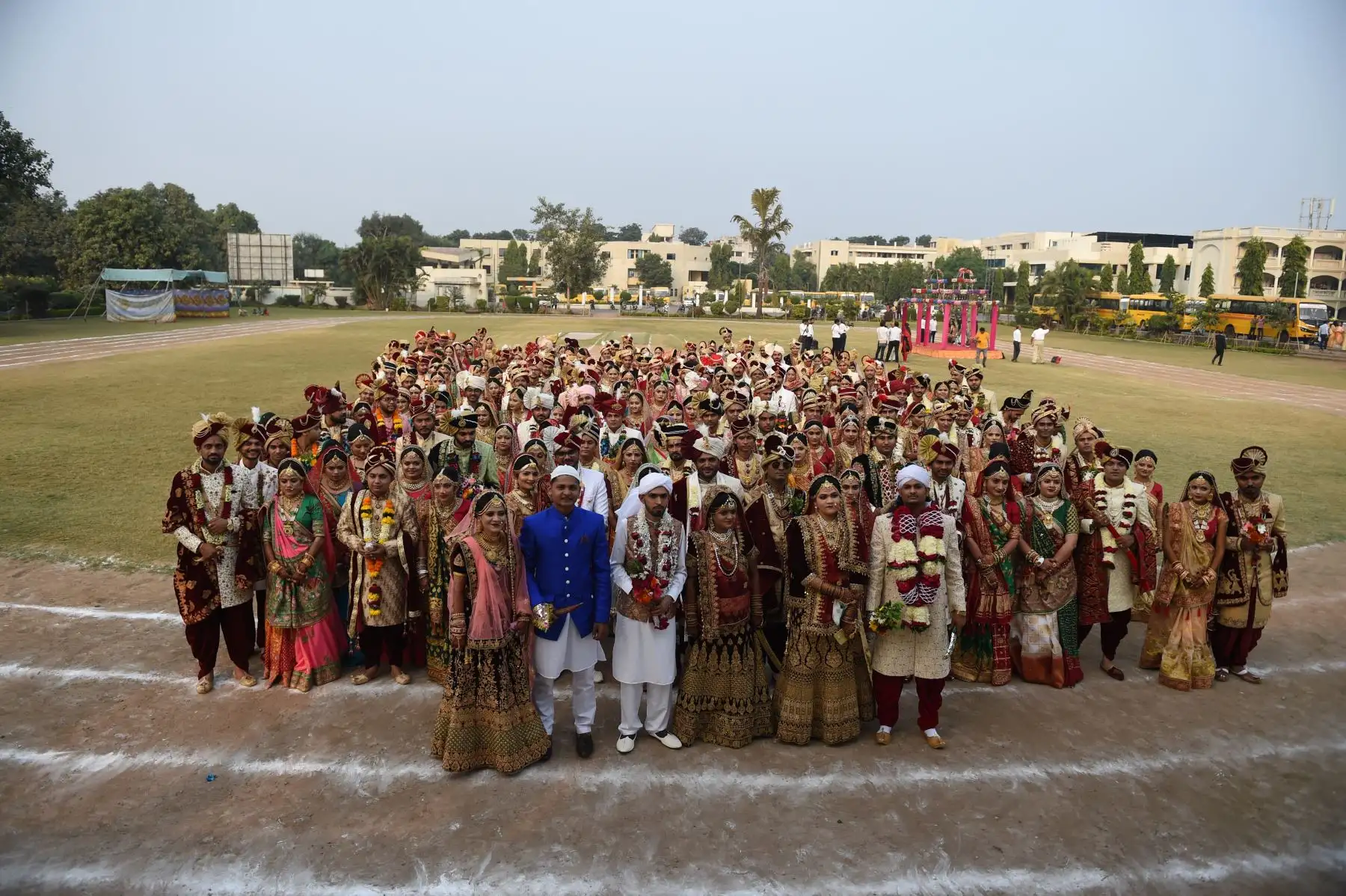 Novias y novios posan para fotografías antes de una ceremonia de boda masiva en Surat, a unos 270 km de Ahmedabad - India.
Foto: AFP