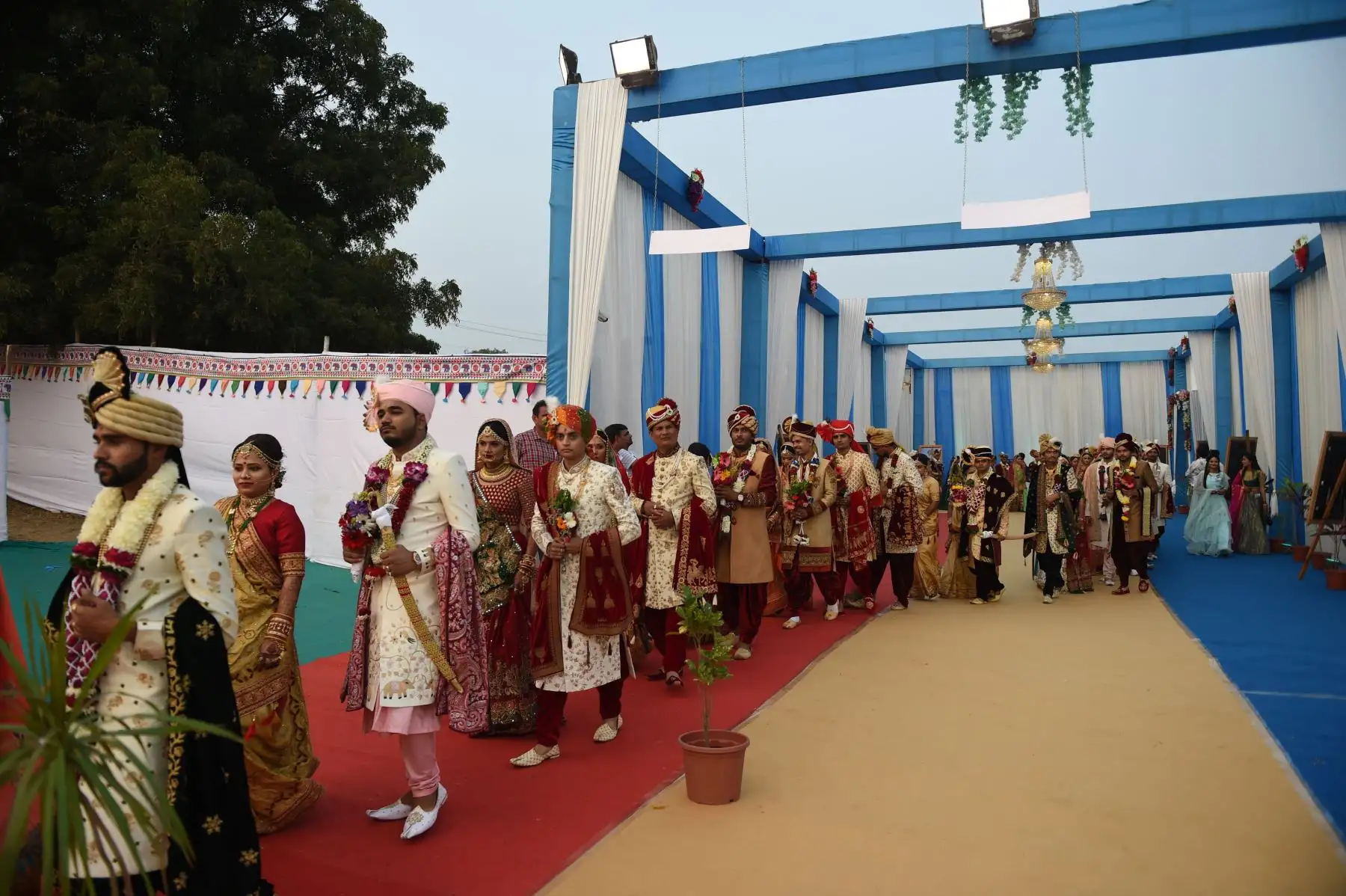 Novias y novios llegan para participar en una ceremonia de boda masiva en Surat, a unos 270 km de Ahmedabad- India.
Foto: AFP