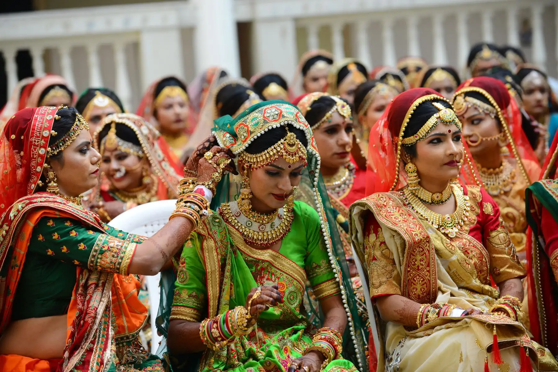 Las novias indias se preparan antes de una ceremonia de boda masiva en Surat, a unos 270 km de Ahmedabad - India.
Foto: AFP