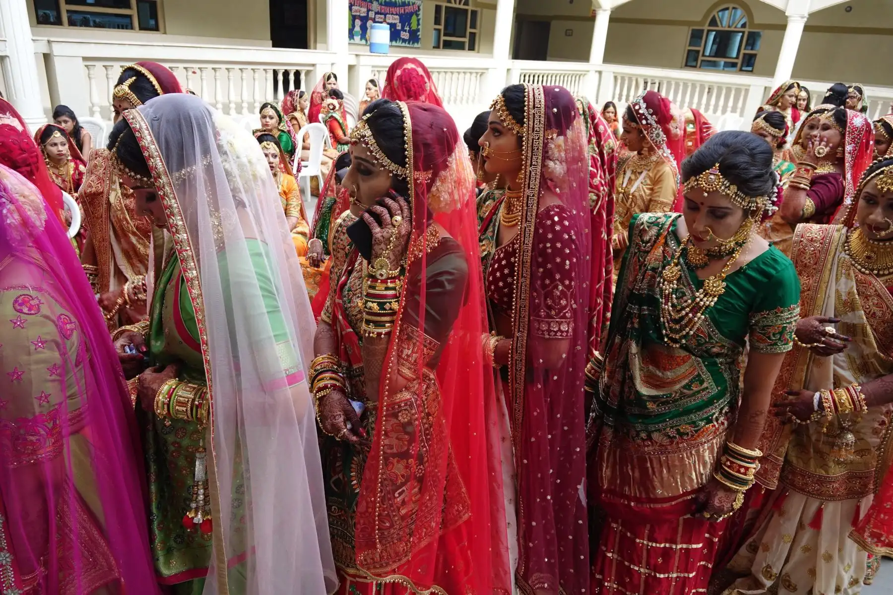Las novias llegan para participar en una ceremonia de boda masiva en Surat, a unos 270 km de Ahmedabad- India.
Foto: AFP
