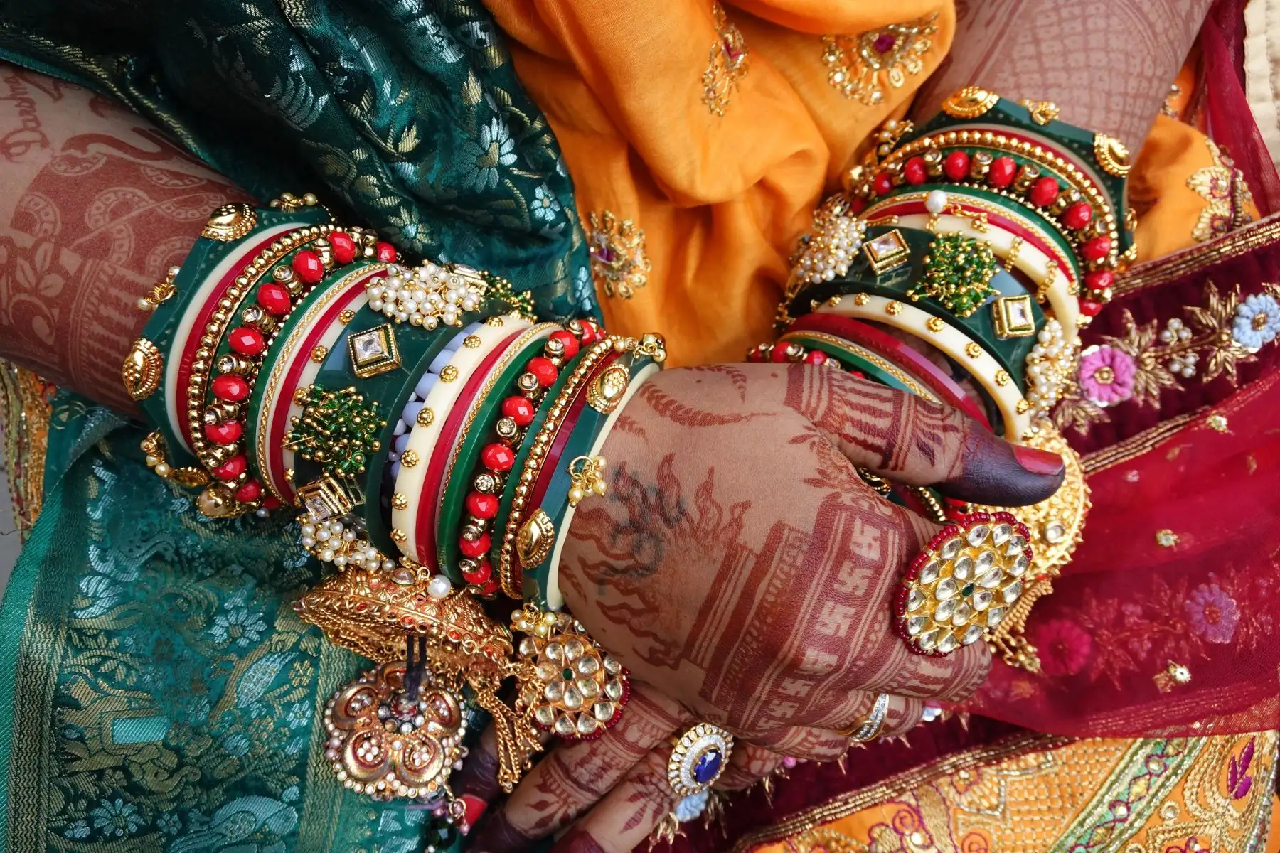 Una novia muestra sus manos decoradas mientras participa en una ceremonia de boda masiva en Surat, a unos 270 km de Ahmedabad - India.
Foto: AFP