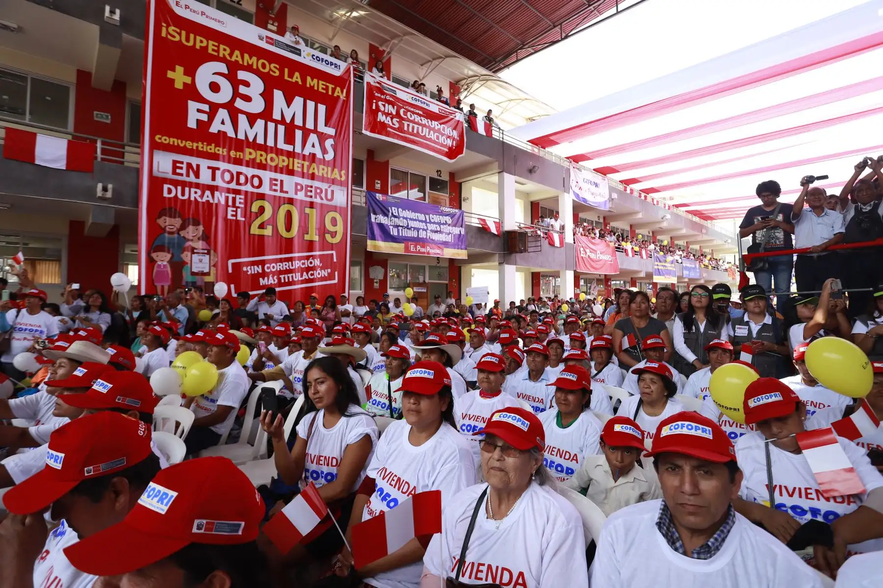 El Presidente de la República participa en la ceremonia de entrega de 3 632 títulos de propiedad de predios correspondientes a la región Lambayeque. 
Foto: ANDINA/Prensa Presidencia