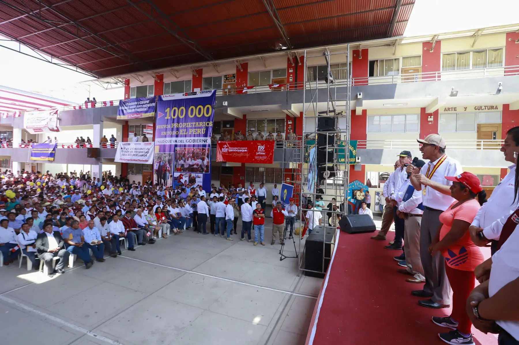 El Presidente de la República participa en la ceremonia de entrega de 3 632 títulos de propiedad de predios correspondientes a la región Lambayeque. 
Foto: ANDINA/Prensa Presidencia