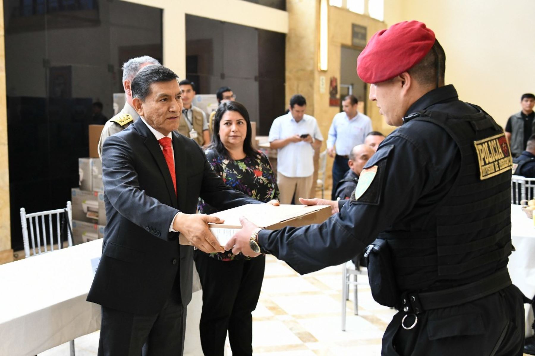 El ministro del Interior, Carlos Morán, reconoció a policías por acciones destacadas. Foto: ANDINA/Difusión.