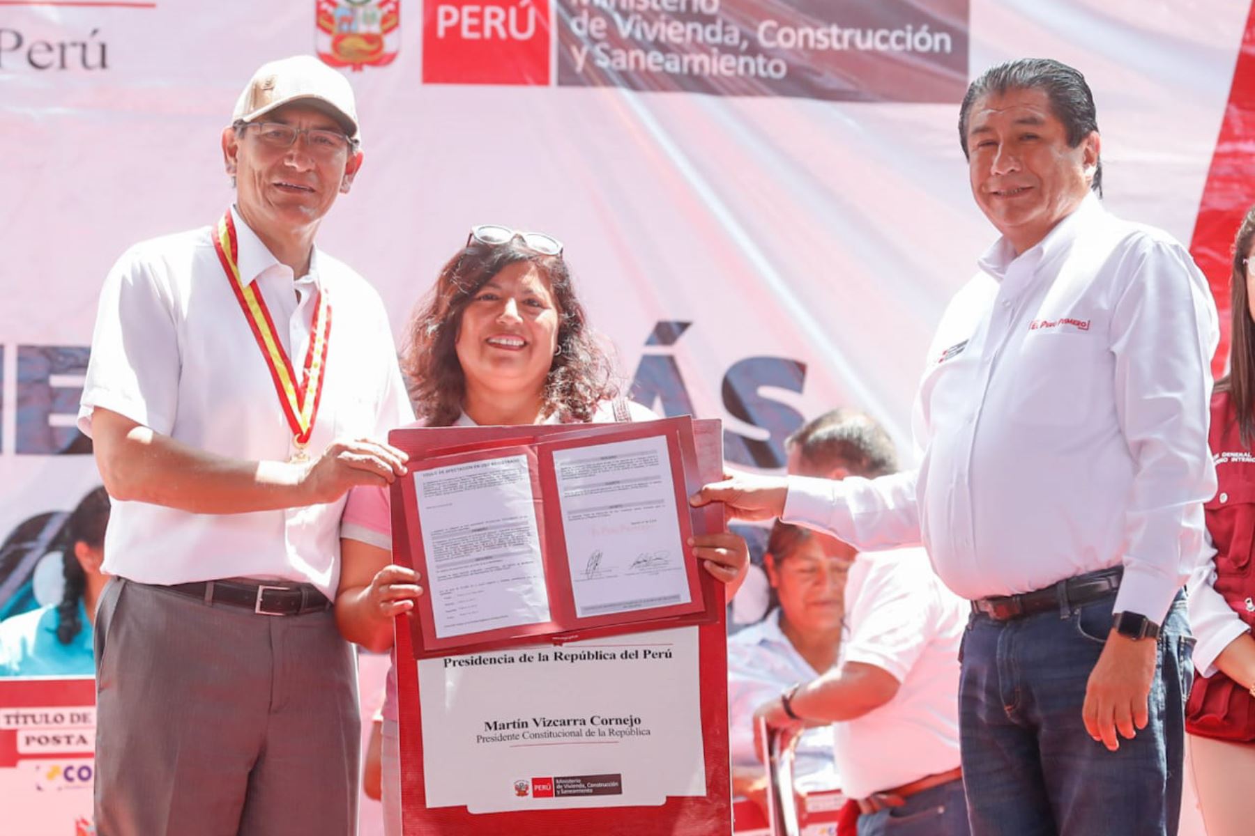Presidente de la República, Martín Vizcarra; y el ministro de Vivienda, Construcción y Saneamiento, Rodolfo Yáñez, entregan el título de propiedad número 100,000 en la región Lambayeque.
