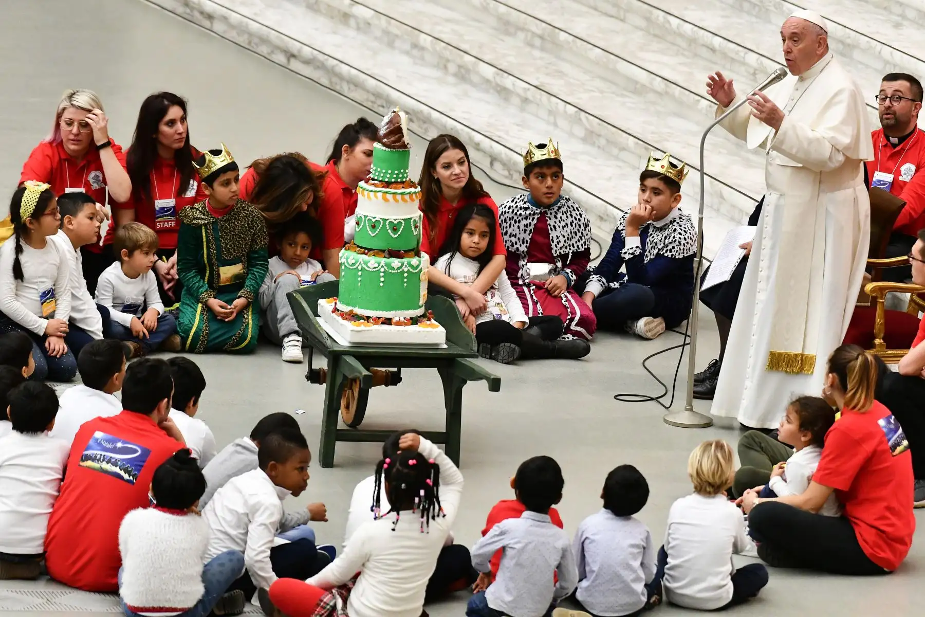 El Papa Francisco se dirige a los niños después de que le regalaran un pastel de cumpleaños por su 83 cumpleaños durante una audiencia para niños y familias del dispensario de Santa Marta en el Vaticano.
Foto: AFP