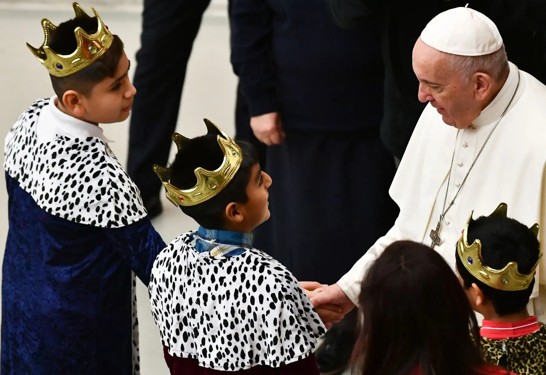 El Papa Francisco se reúne con niños durante una audiencia para niños y familias del dispensario de Santa Marta  en el salón Pablo VI en el Vaticano.
Foto:AFP