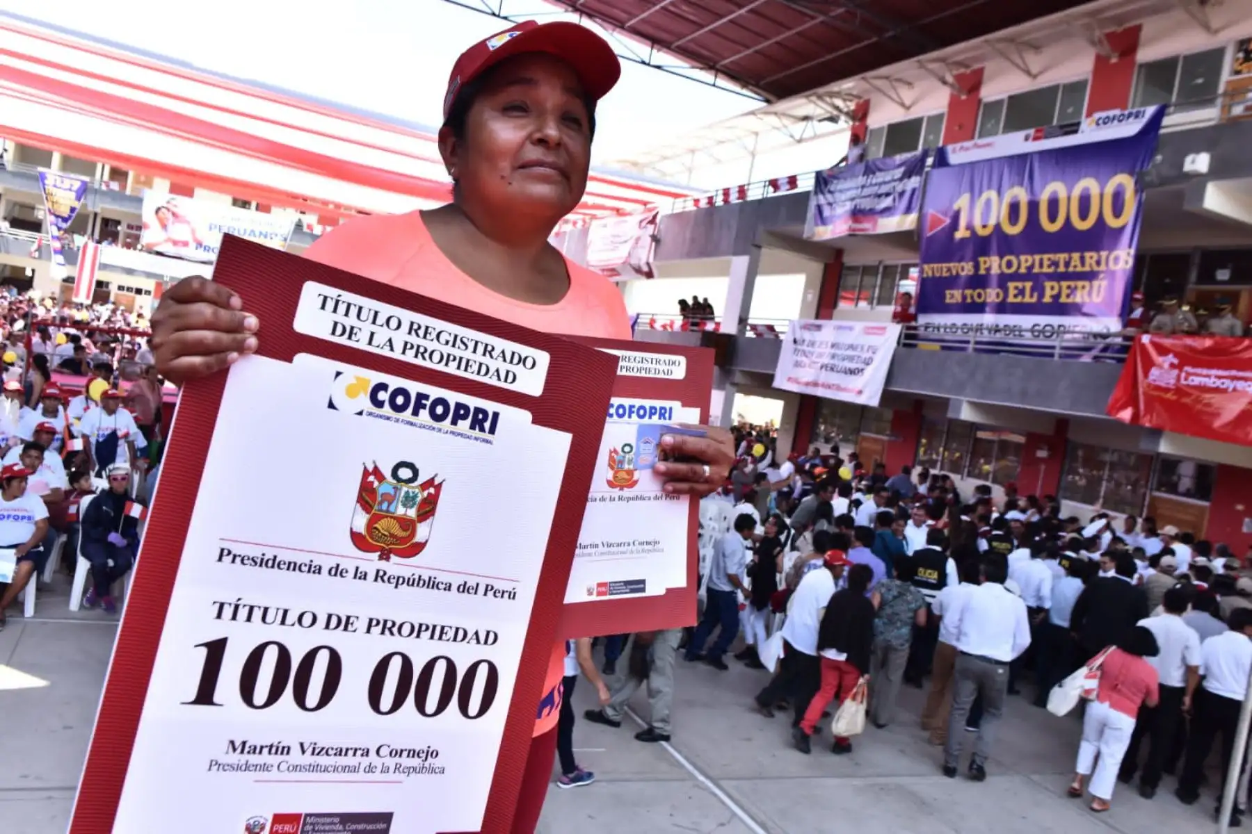 Entrega del título 100,000 del gobierno de Vizcarra. Foto: Cortesía.