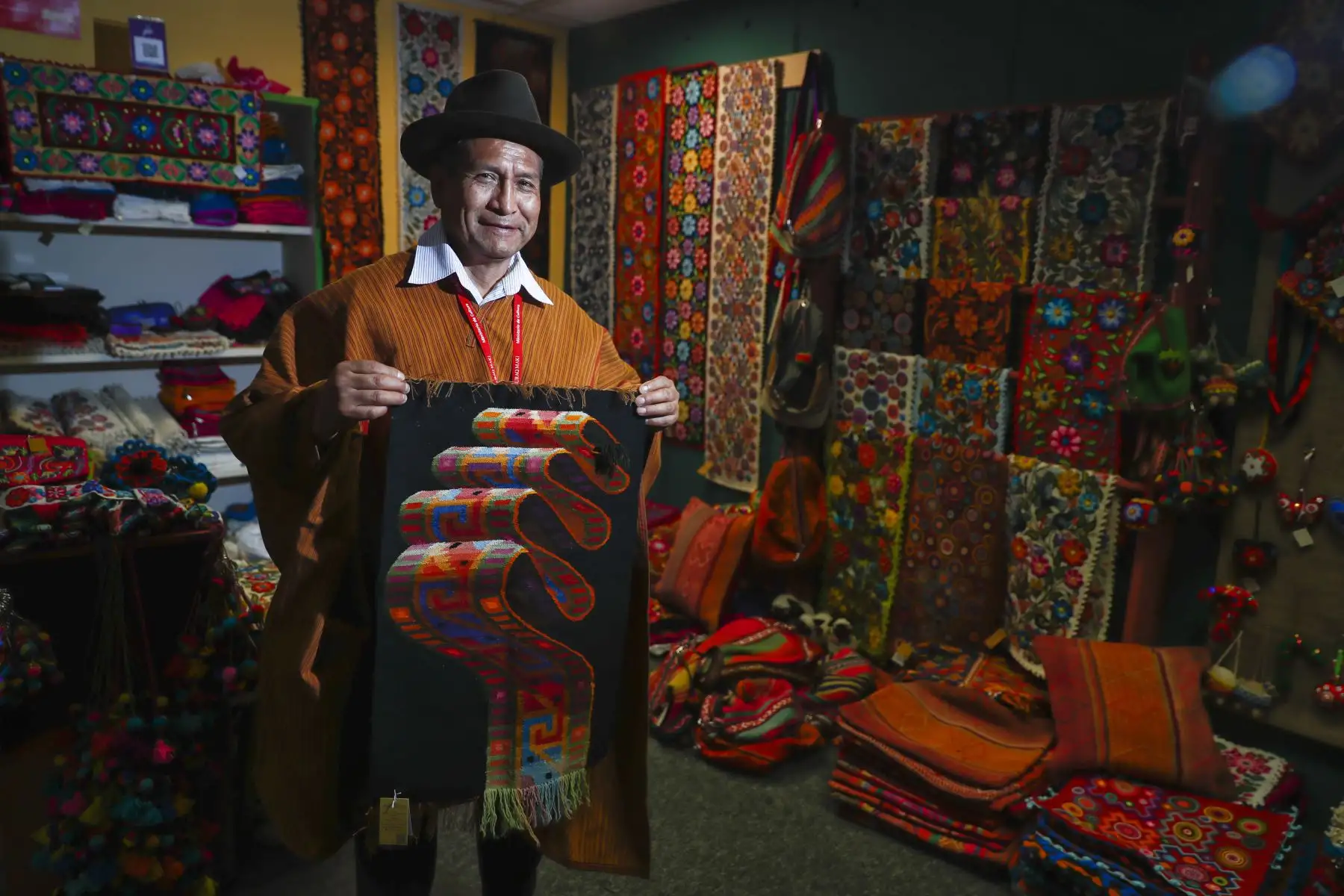Marcelino Pomataylla Baustista expone sus textiles en feria Ruraq Maki 2019 que se desarrolla en Museo de la Nación. Foto: ANDINA/Renato Pajuelo