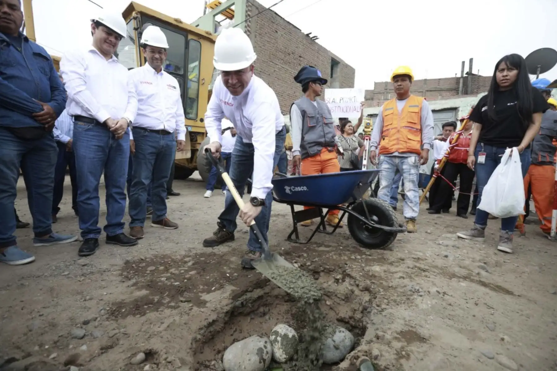 Viceministro de Vivienda , David Ramos participó en la colocación de la primera piedra de inicio de obras del mejoramiento de calles y veredas en San Martín de Porres.
Foto: Ministerio de Vivienda