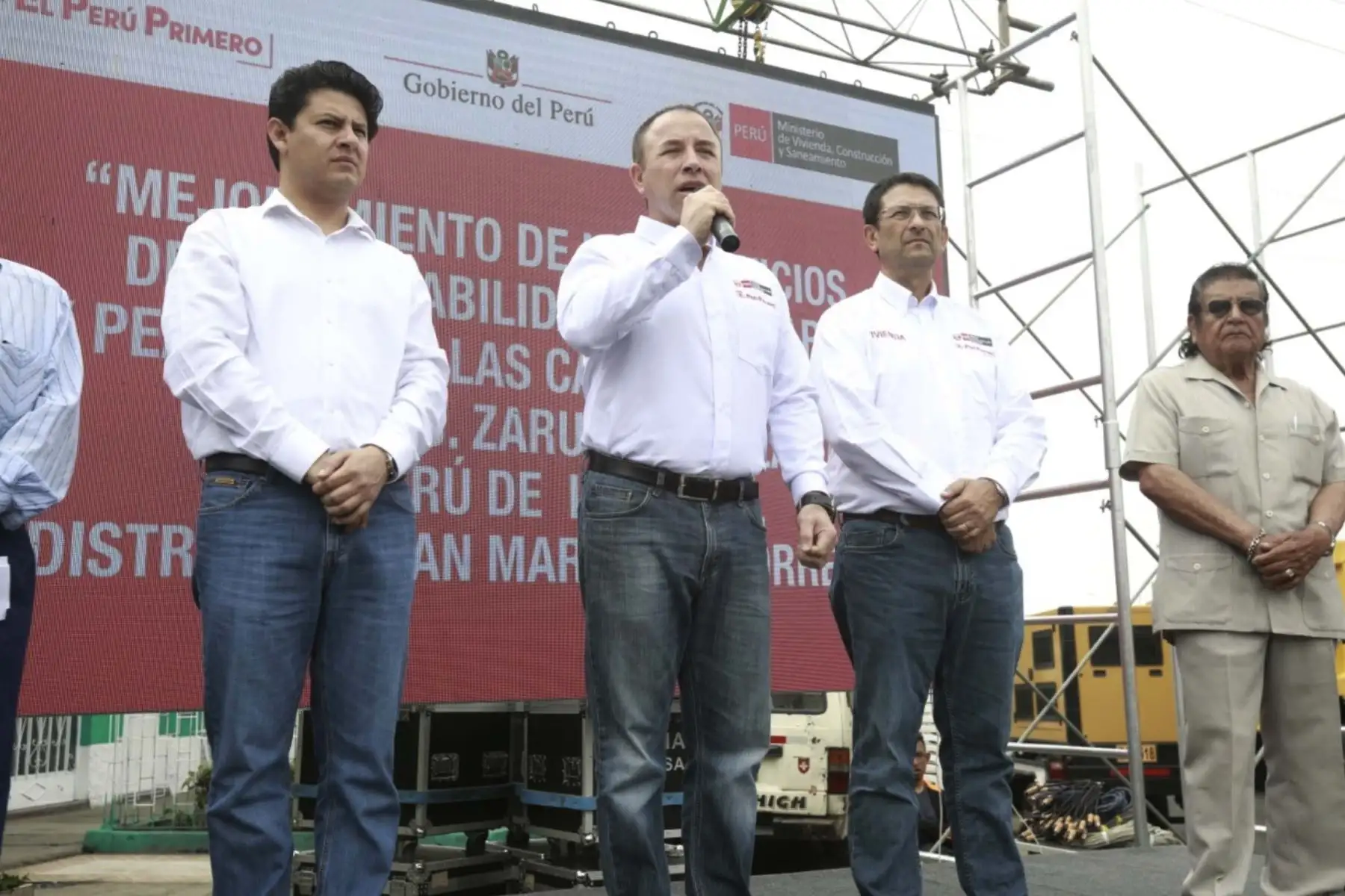 Viceministro de Vivienda , David Ramos participó en la colocación de la primera piedra de inicio de obras del mejoramiento de calles y veredas en San Martín de Porres.
Foto: Ministerio de Vivienda