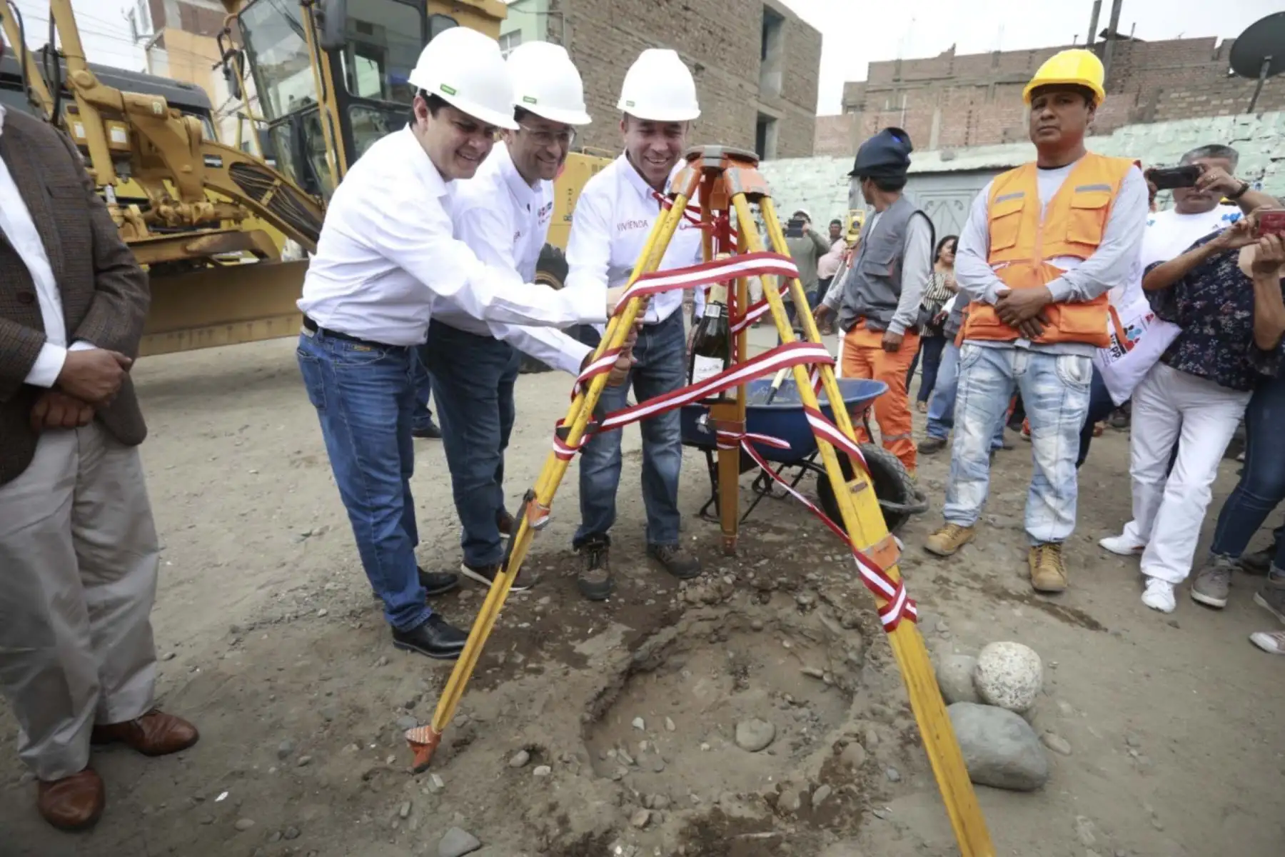 Viceministro de Vivienda , David Ramos participó en la colocación de la primera piedra de inicio de obras del mejoramiento de calles y veredas en San Martín de Porres.
Foto: Ministerio de Vivienda