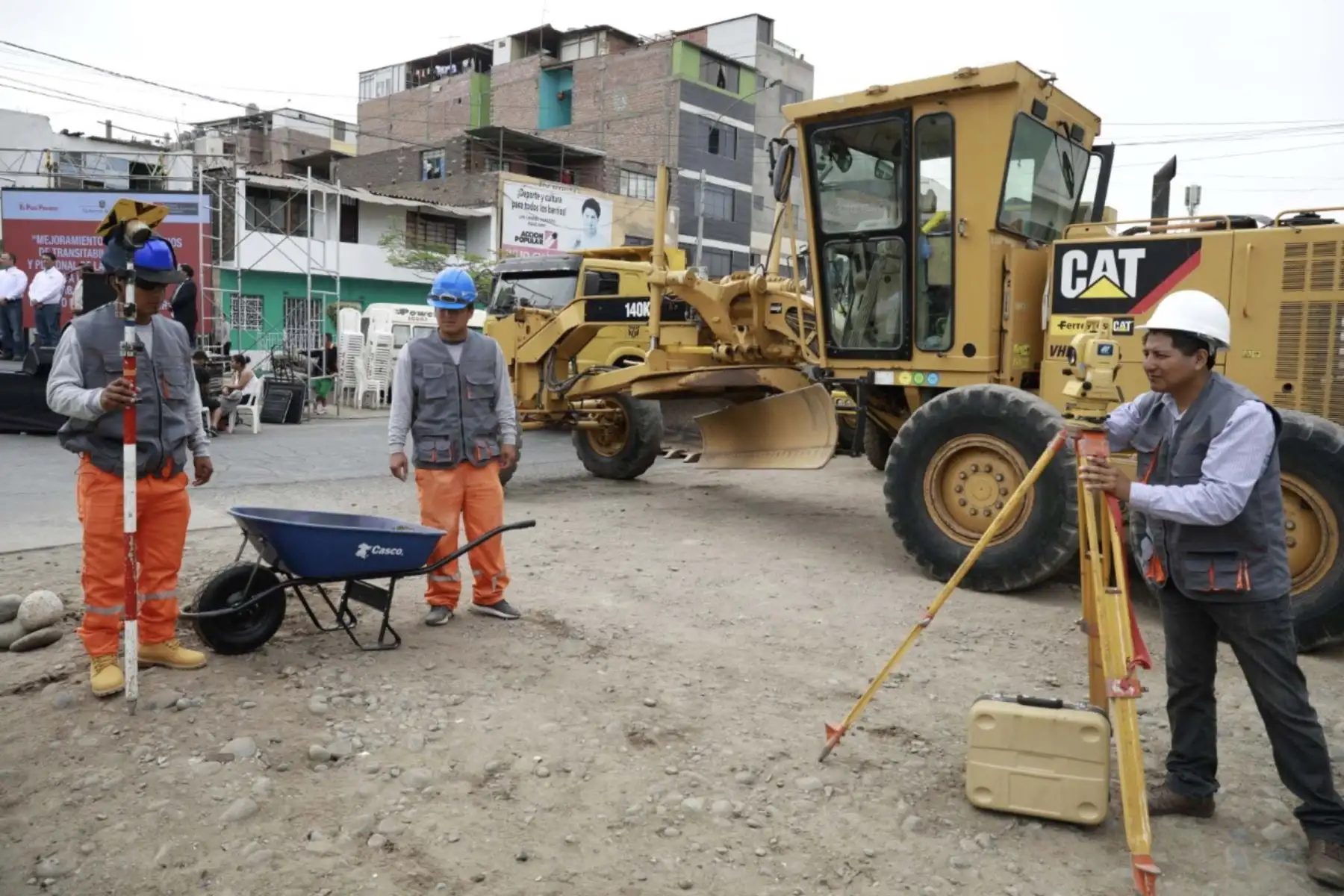 Viceministro de Vivienda , David Ramos participó en la colocación de la primera piedra de inicio de obras del mejoramiento de calles y veredas en San Martín de Porres.
Foto: Ministerio de Vivienda