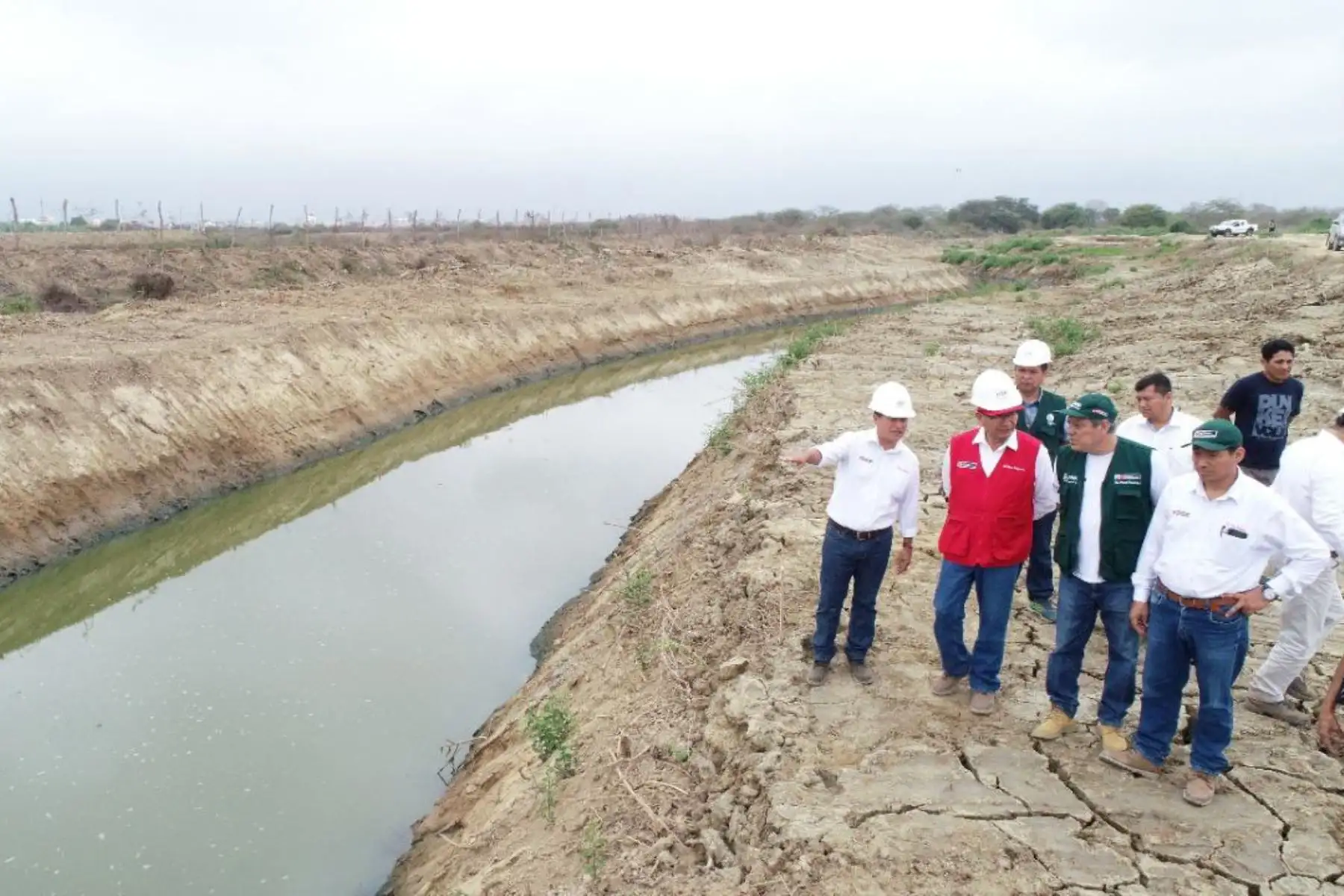 El titular del Minagri. Jorge Montenegro, inspeccionó el avance de las obras de prevención en el canal internacional Zarumilla, región Tumbes.