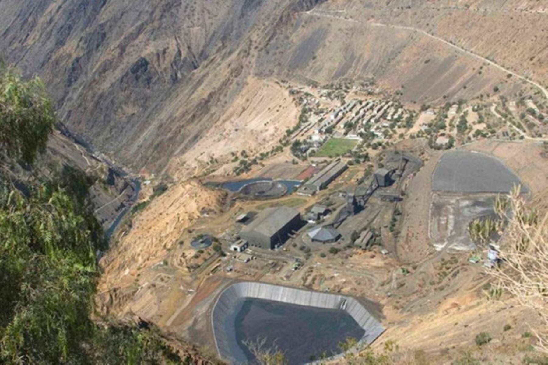 Brigadistas rescatan con vida a dos trabajadores mineros atrapados en el interior de la mina Cobriza en Huancavelica. Cortesía