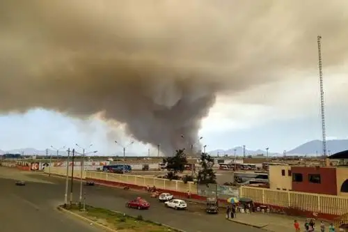 Una densa humareda cubre el cielo del distrito de Nuevo Chimbote y la ciudad de Chimbote, capital de la provincia ancashina del Santa.