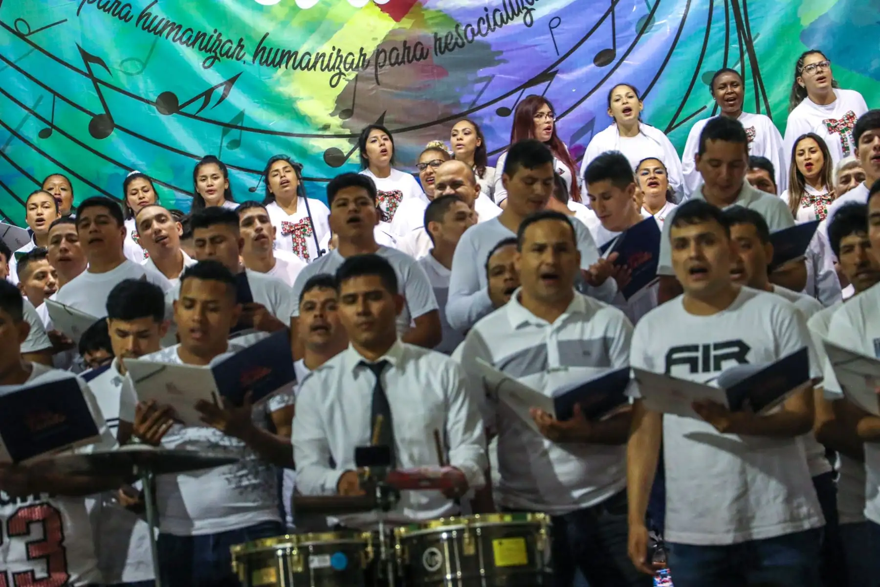 El Instituto Nacional Penitenciario (INPE) realizó la muestra artística “ El poder del arte ” en la que presentó los avances en resocialización de internos e internas de los penales de Callao, Miguel Castro Castro, Lurigancho y Mujeres Chorrillos.
Foto: Difusión INPE