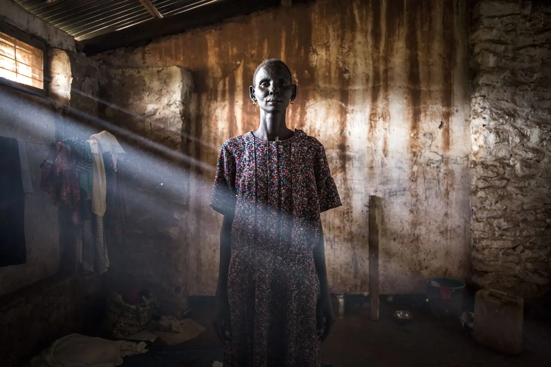 Elizabeth, una refugiada del sur de Sudán, posa dentro de un campo de transición de refugiados. Foto: AFP