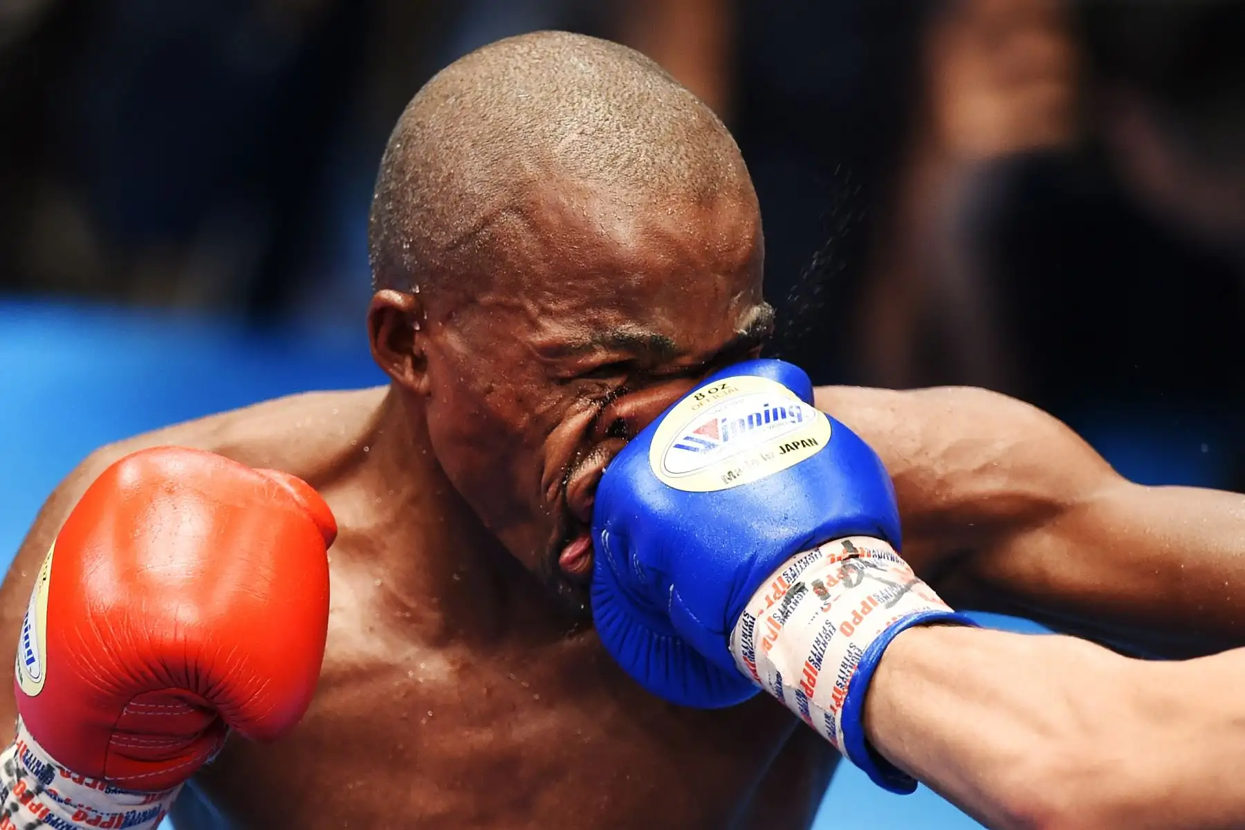 Moruti Mthalane de Sudáfrica es golpeado por Masayuki Kuroda de Japón durante su pelea por el título de peso mosca de la FIB en Tokio. Foto: AFP