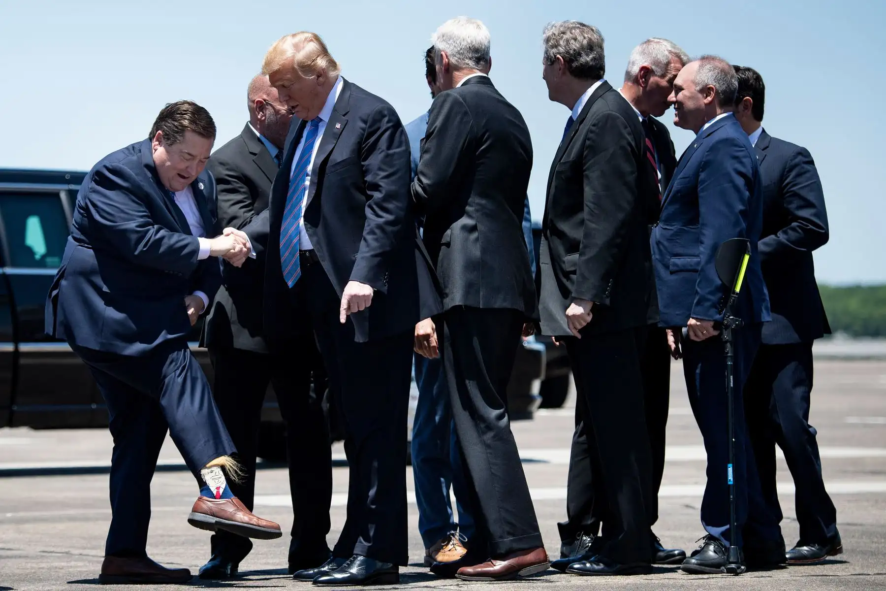 El teniente gobernador de Louisiana, Billy Nungesser, le muestra  sus calcetines al presidente de los Estados Unidos, Donald Trump. Foto: AFP