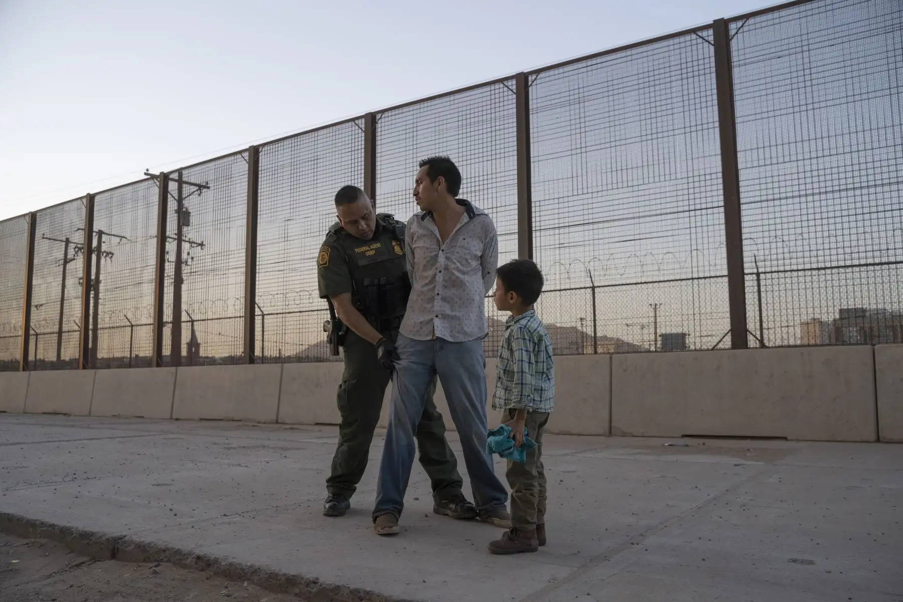 Un hombre es detenido delante de su hijo por el Agente de Aduanas y Protección Fronteriza de los Estados Unidos Frank Pino. Foto: AFP