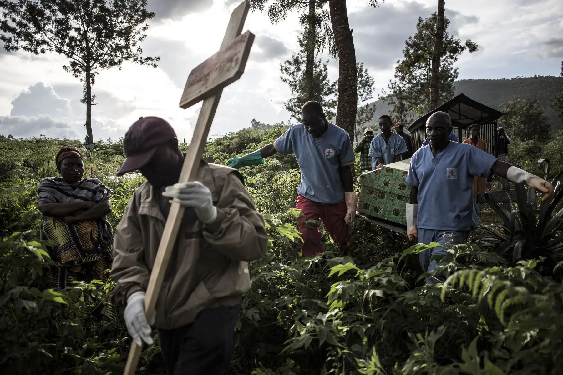 Trabajadores de la salud llevan un ataúd que contiene una víctima del virus del Ébola el 16 de mayo de 2019 en Butembo.Foto: AFP