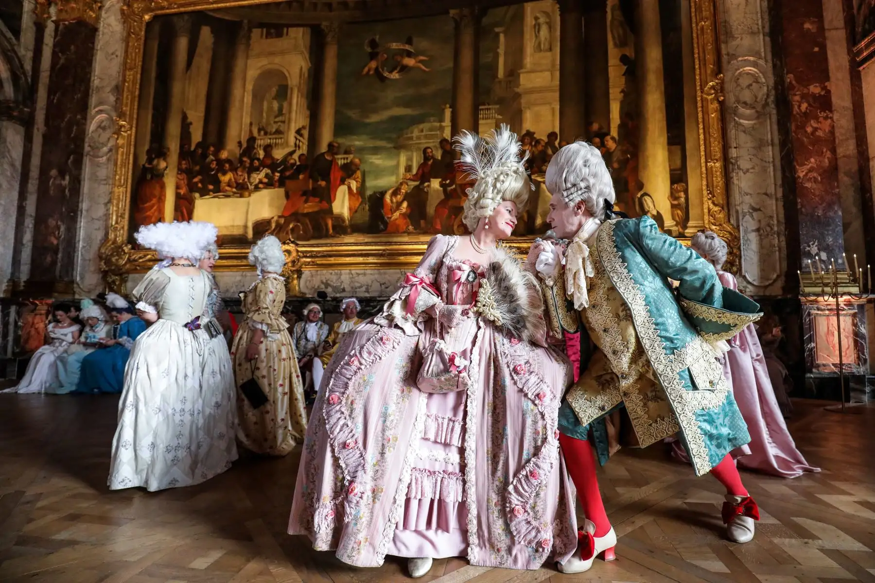 Una pareja de venecianos italianos vestidos con trajes de época posan mientras participan en la noche de disfraces el 27 de mayo de 2019. Foto: AFP