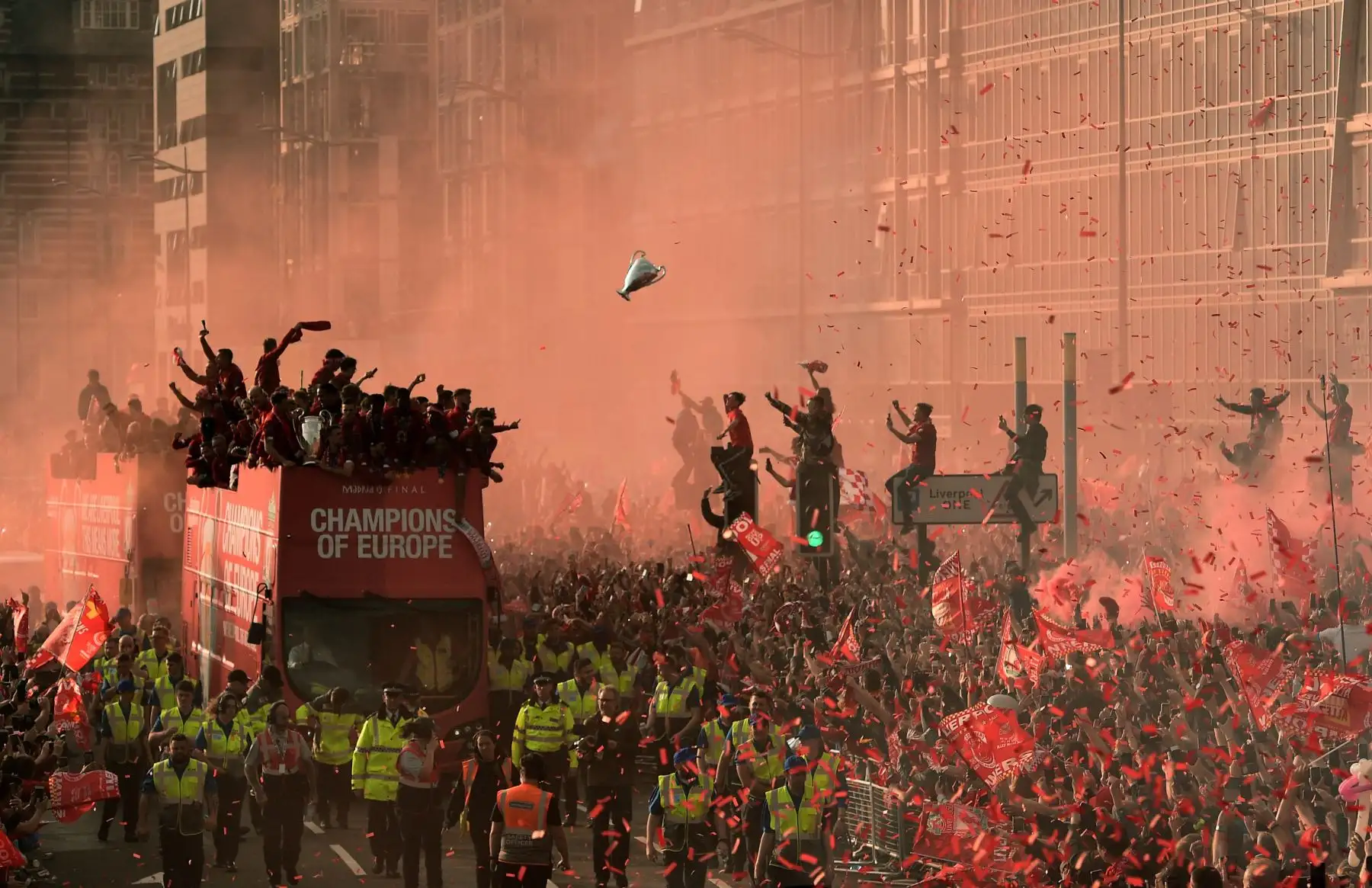 Fanáticos del fútbol reciben al Liverpool tras ganar la final de la UEFA Champions League al Tottenham.Foto: AFP