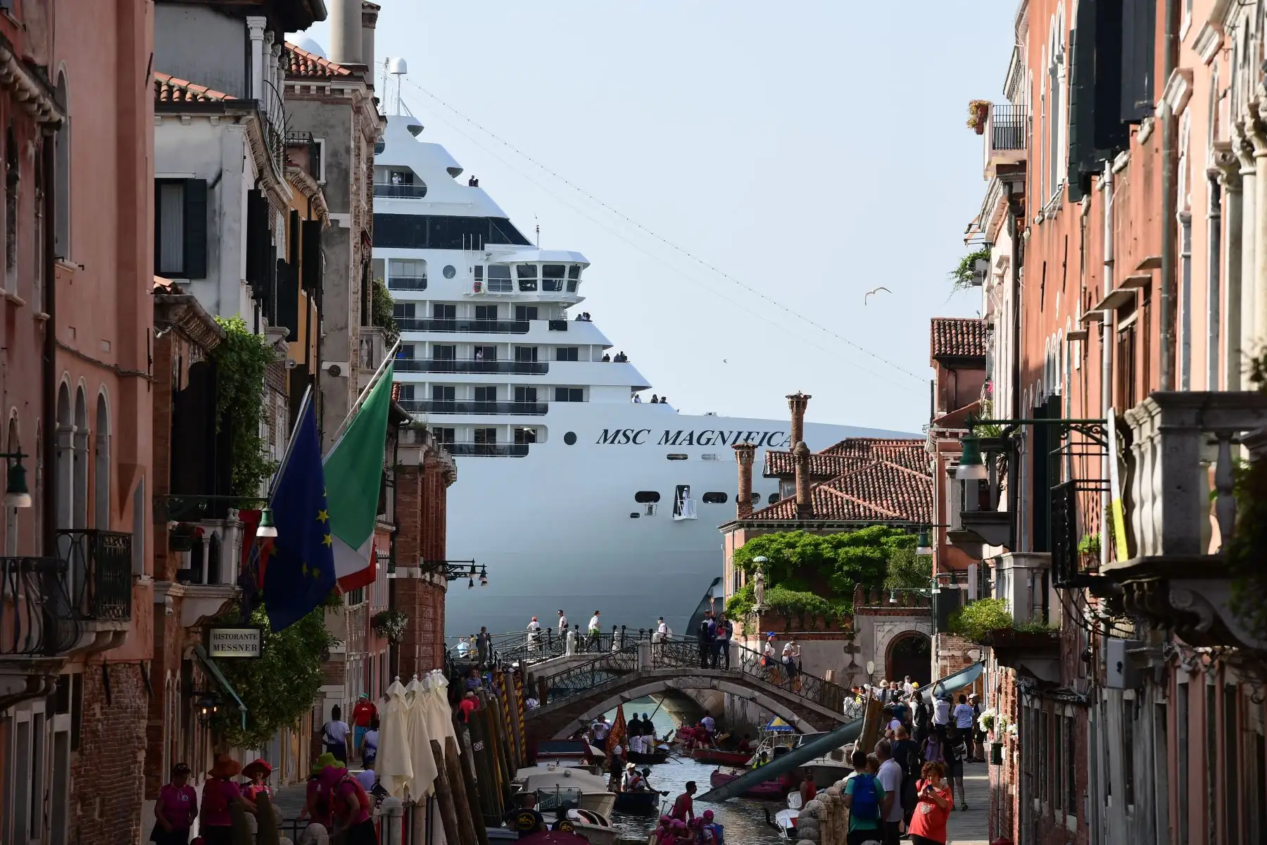 Un crucero se observa desde uno de los canales que conducen a la Laguna de Venecia el 9 de junio de 2019. Foto: AFP