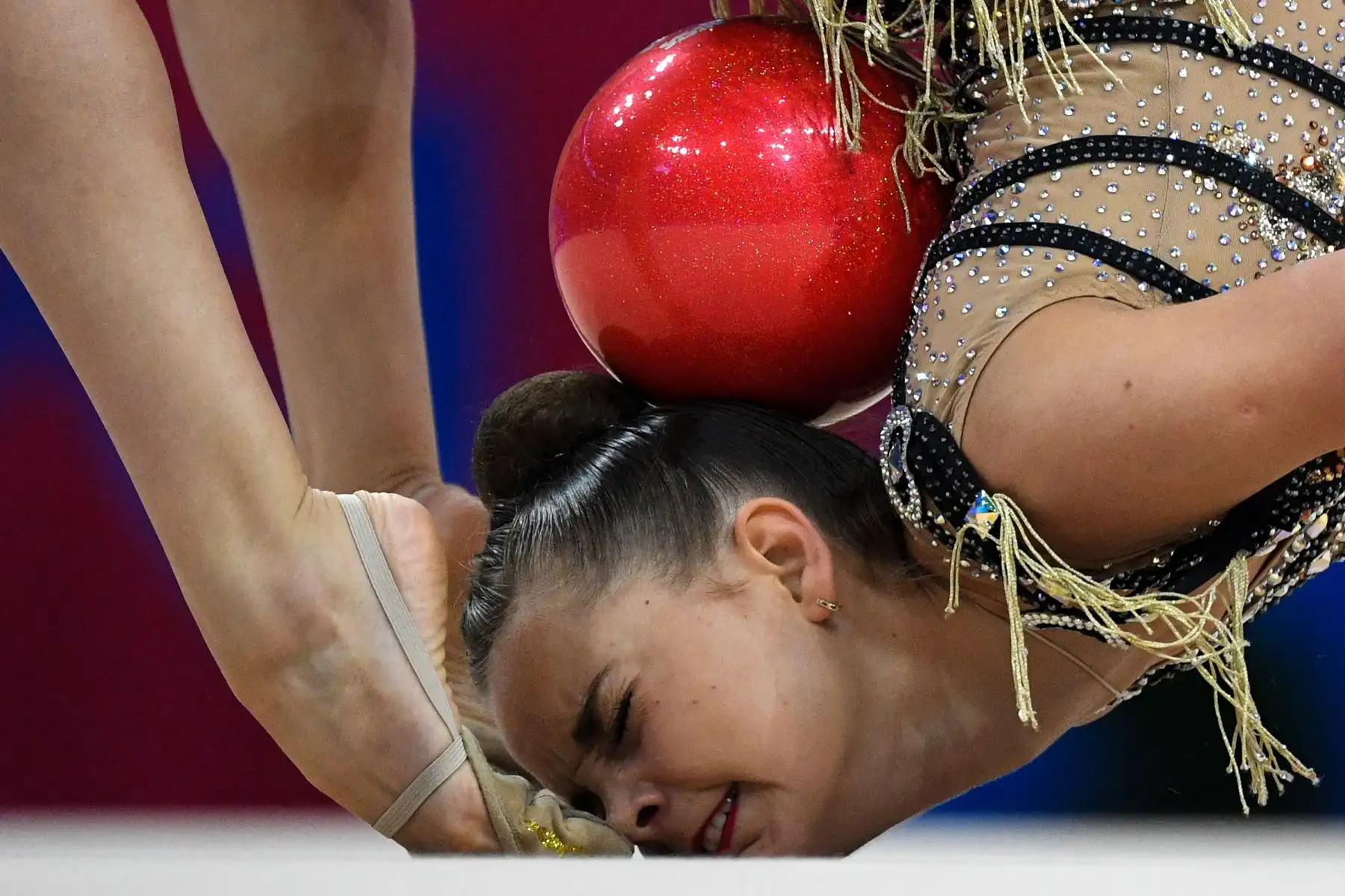 La rusa Dina Averina compite en el evento individual múltiple de gimnasia rítmica en los Juegos Europeos de 2019. Foto: AFP