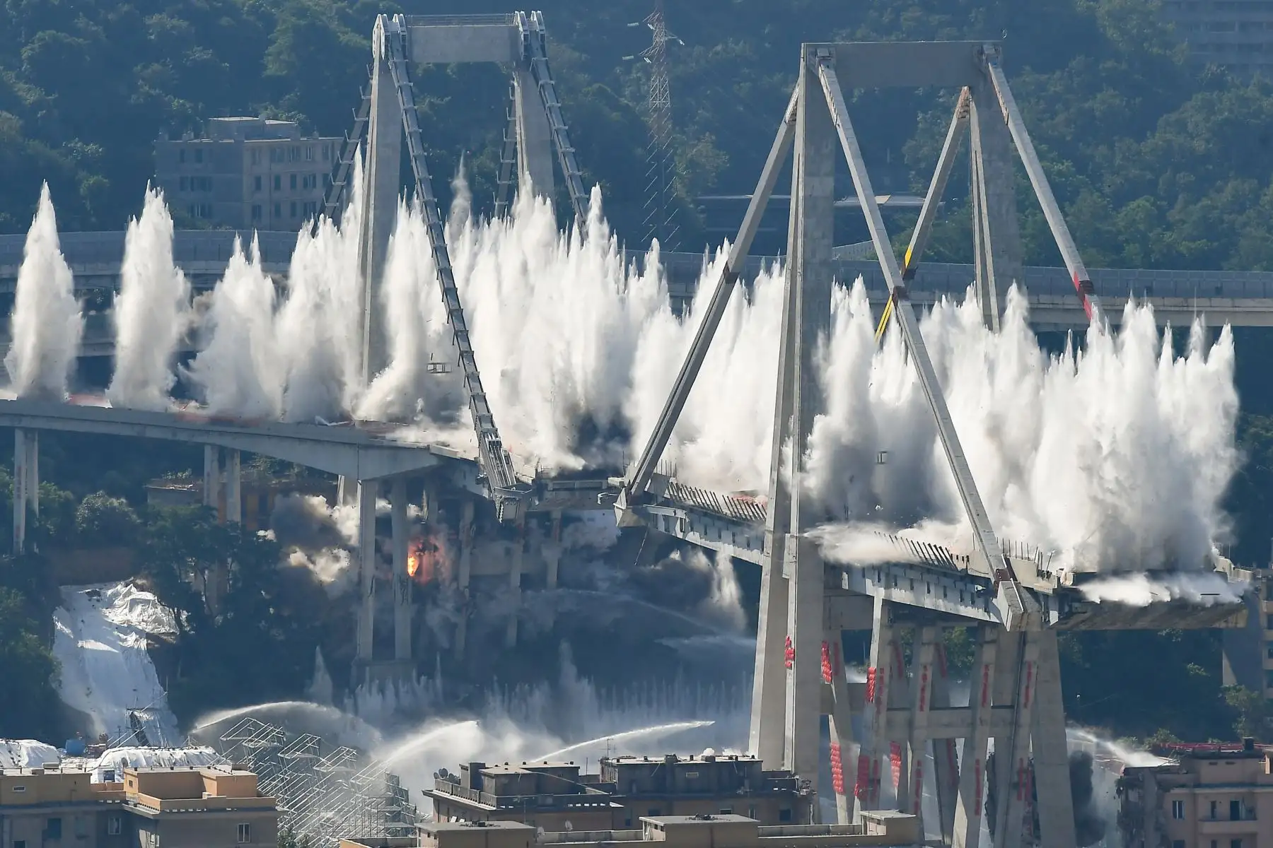 Demolición del puente de la autopista Morandi de Génova el 28 de junio de 2019. Foto: AFP