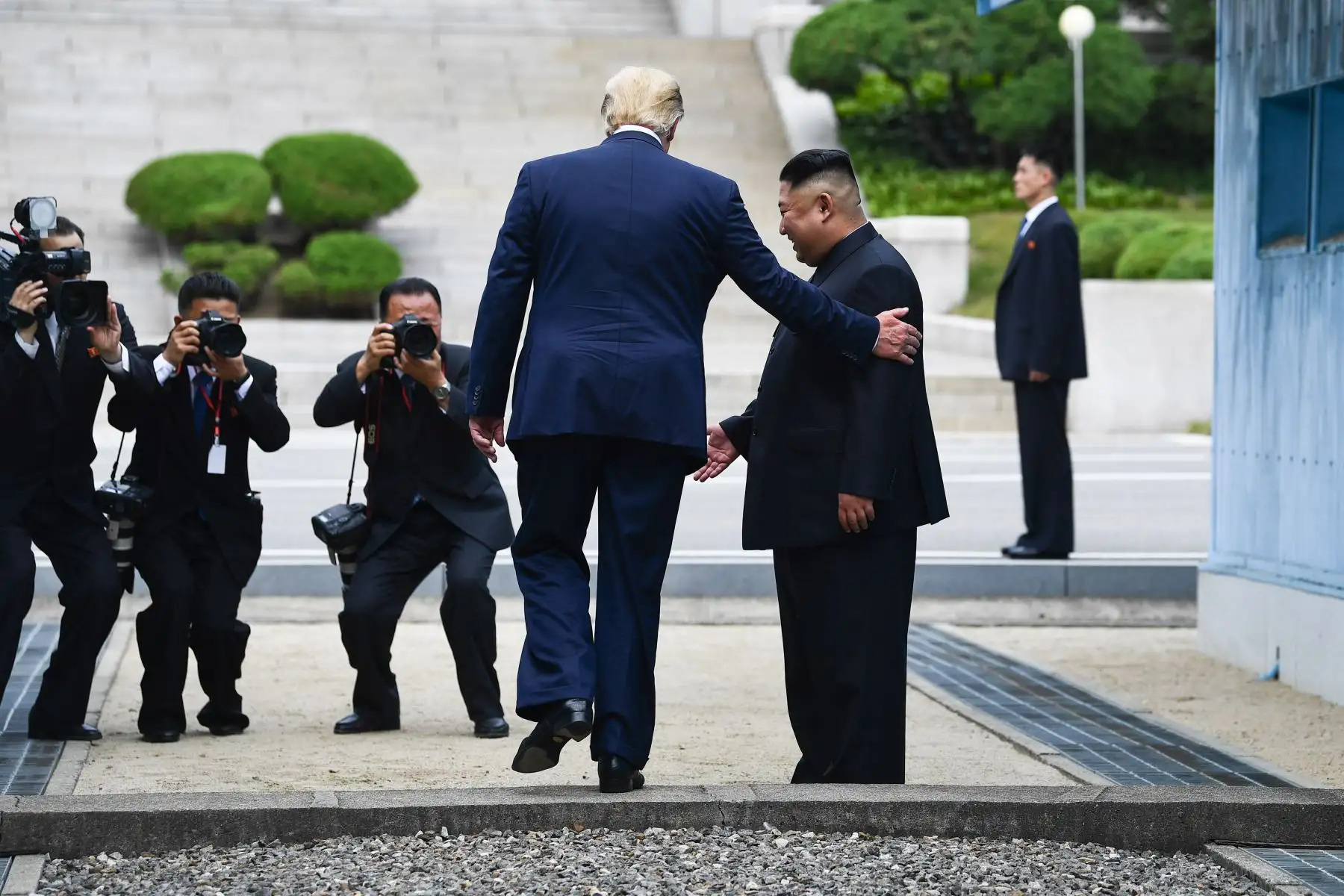 El presidente de los Estados Unidos, Donald Trump, entra en el lado norte de la Línea de Demarcación Militar que divide Corea del Norte y Corea del Sur, como observa el líder de Corea del Norte, Kim Jong Un. Foto: AFP