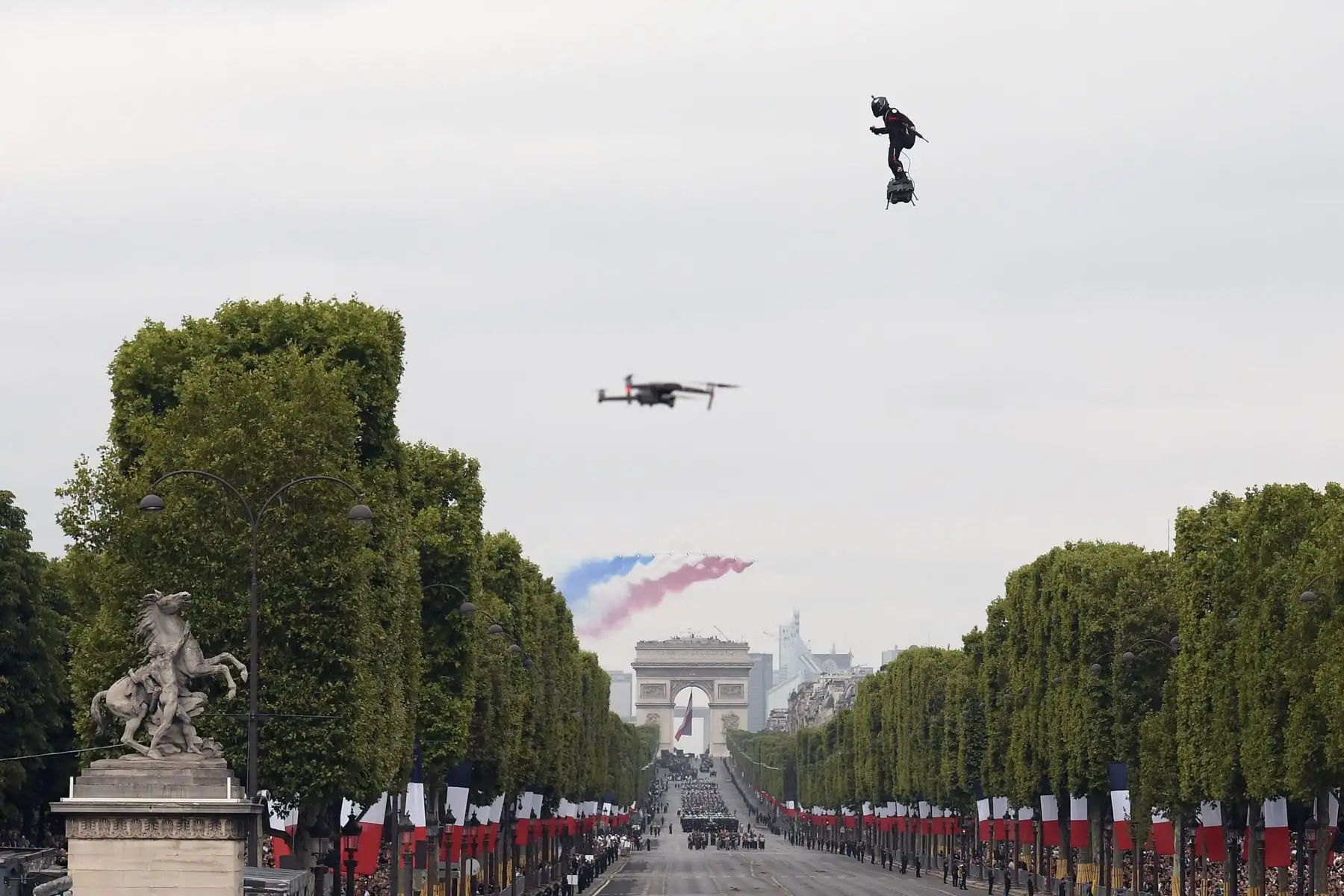 Un equipo de vuelo acrobático francés "Patrouille de France" (PAF) vuela sobre el Arco del Triunfo durante el desfile militar el 14 julio del 2019. Foto: AFP