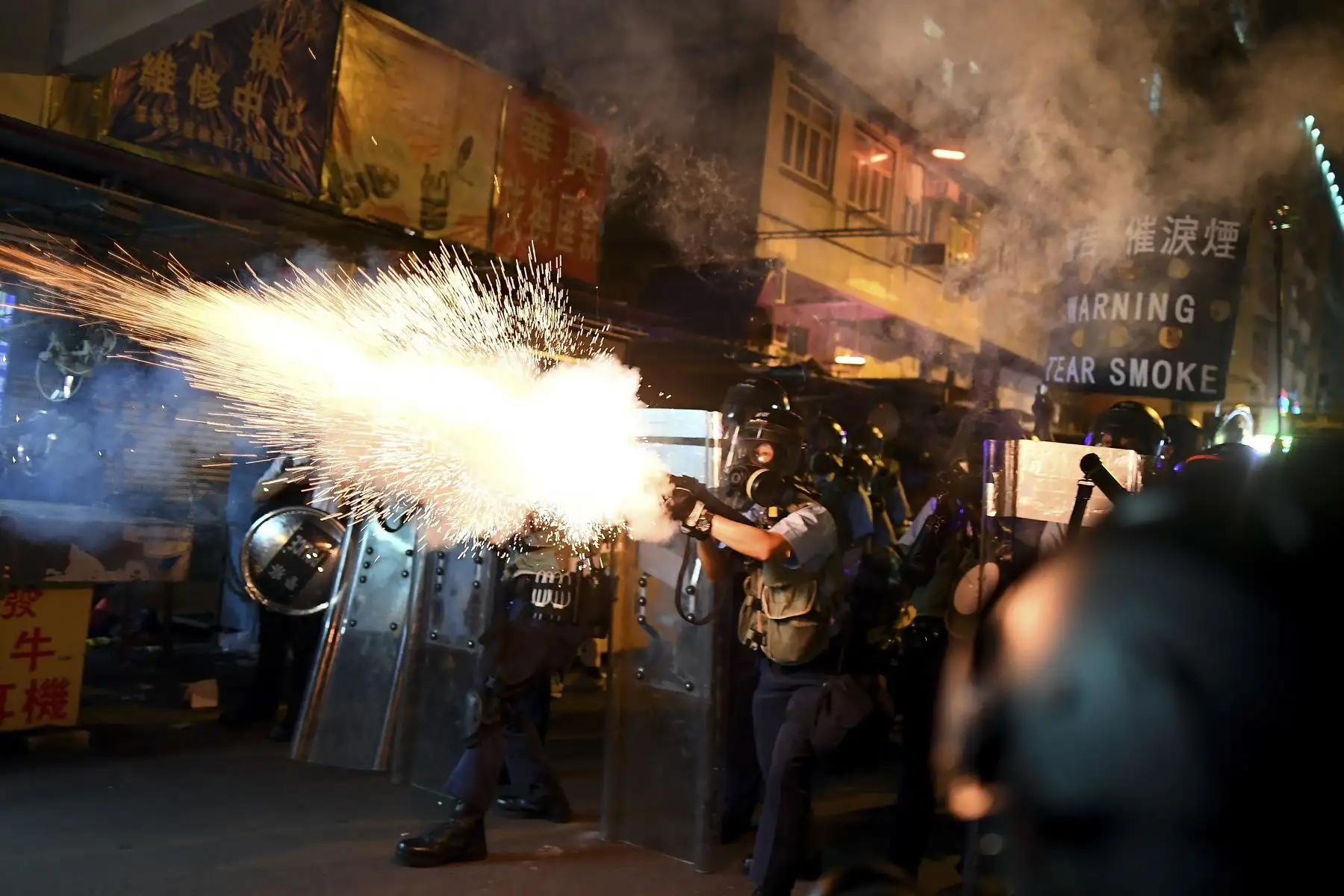 Policía dispara proyectiles de gas lacrimógeno para dispersar a los manifestantes en Hong Kong. Foto: AFP