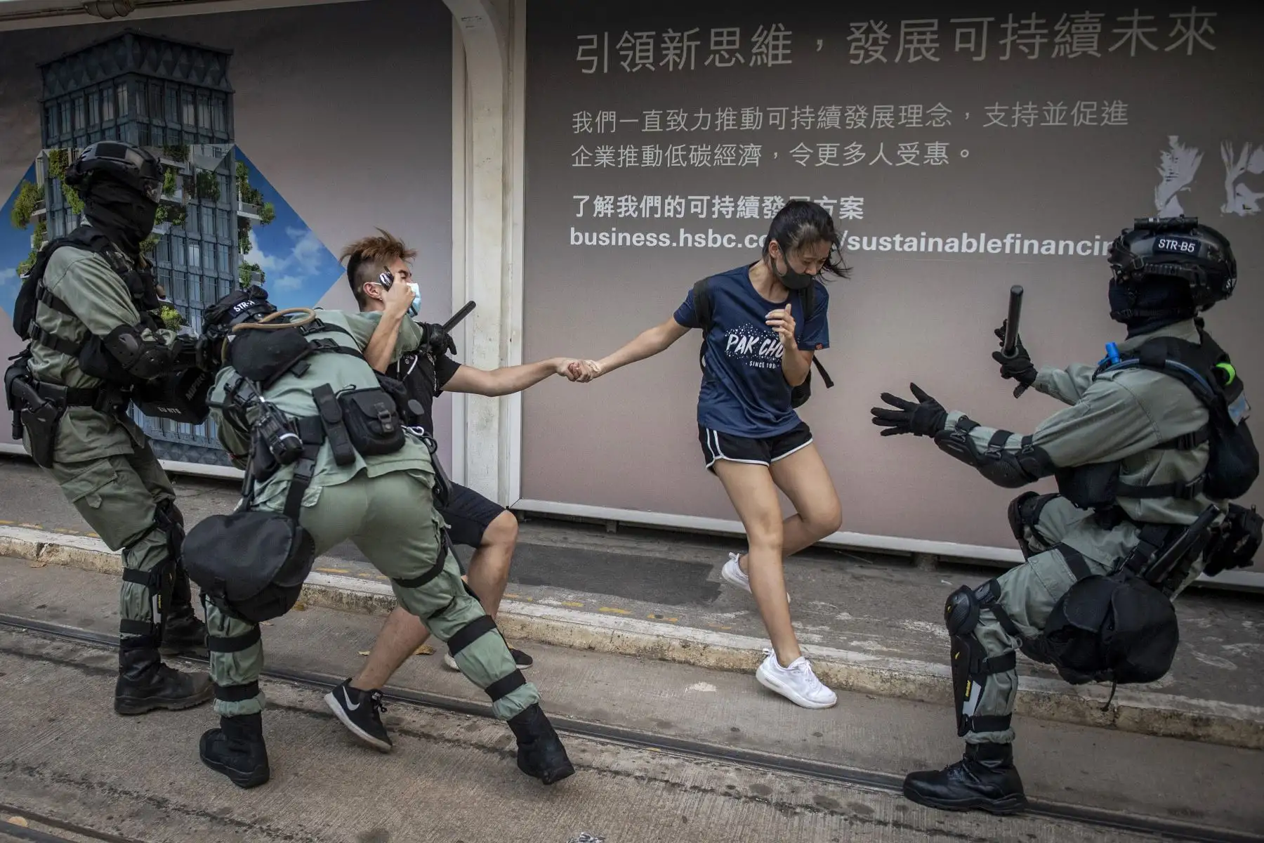 Policía detiene a una pareja con máscaras faciales en Hong Kong el 5 de octubre de 2019. Foto: AFP