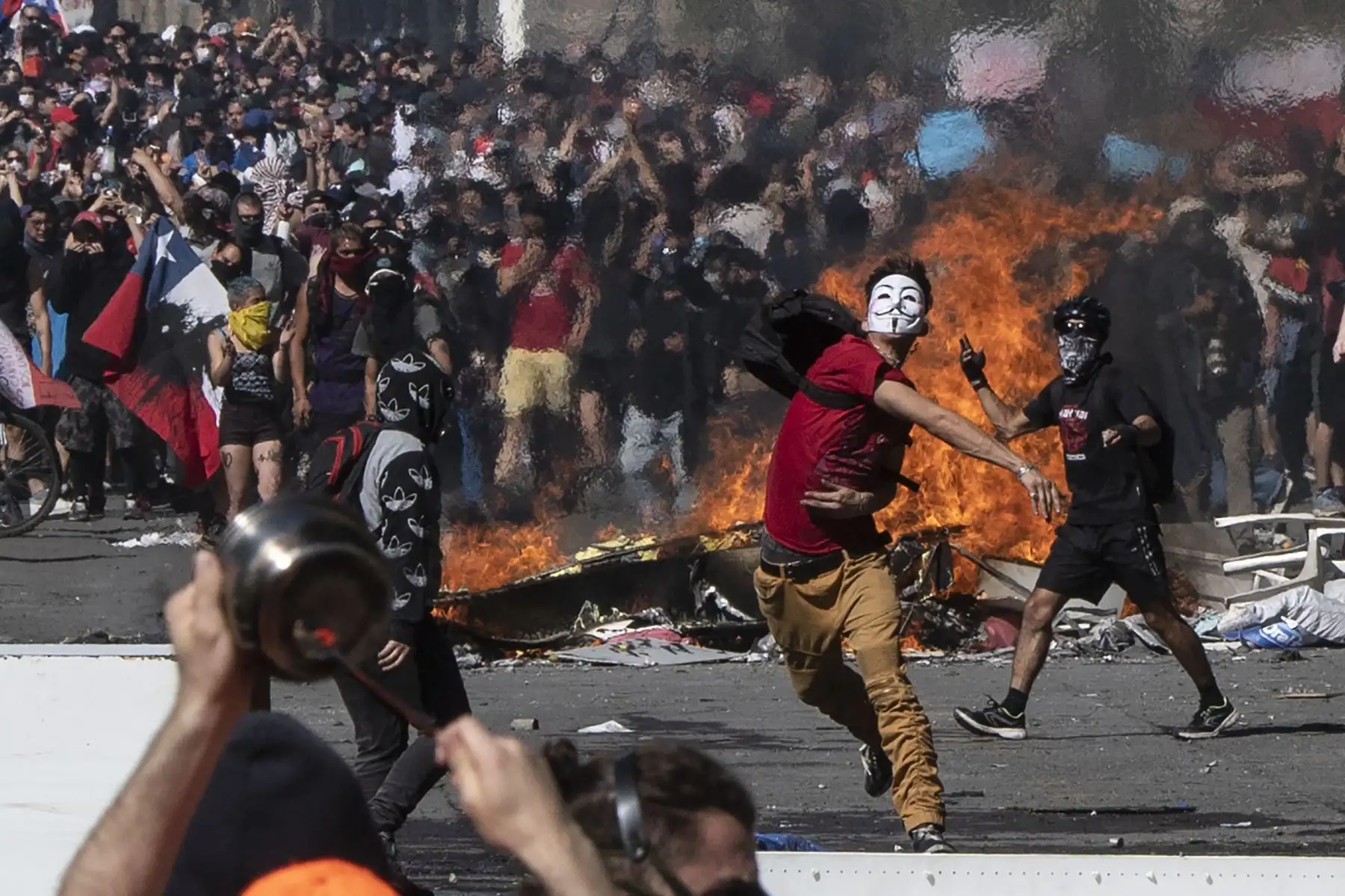 Miles de personas protestan en la Plaza Italia en el quinto día consecutivo de violencia que estalló sobre una subida ahora suspendida en los precios de las entradas del metro, en Santiago. Foto: AFP
