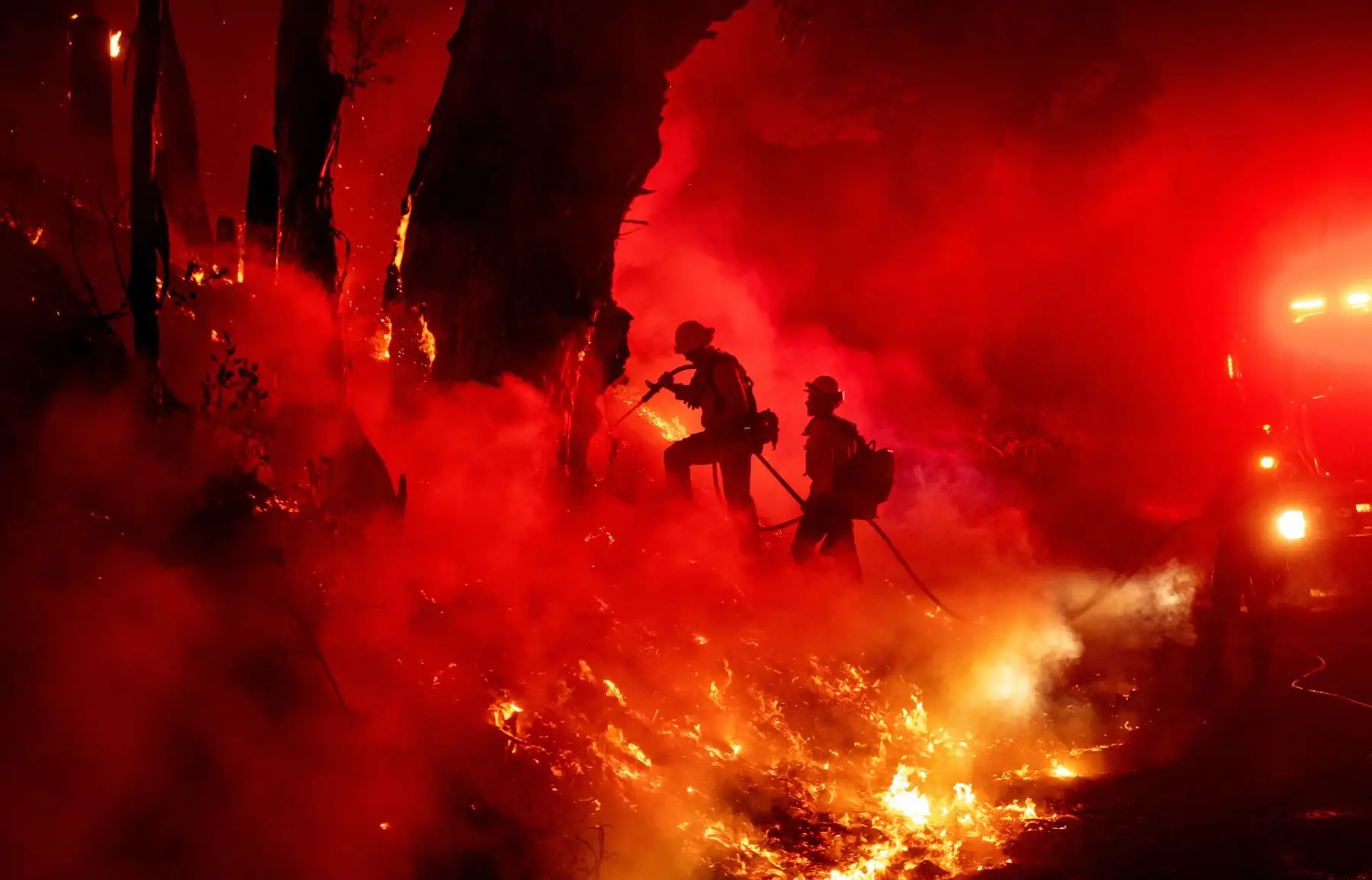Bomberos trabajan para controlar las llamas de un incendio en California, el 1 de noviembre de 2019.Foto: AFP