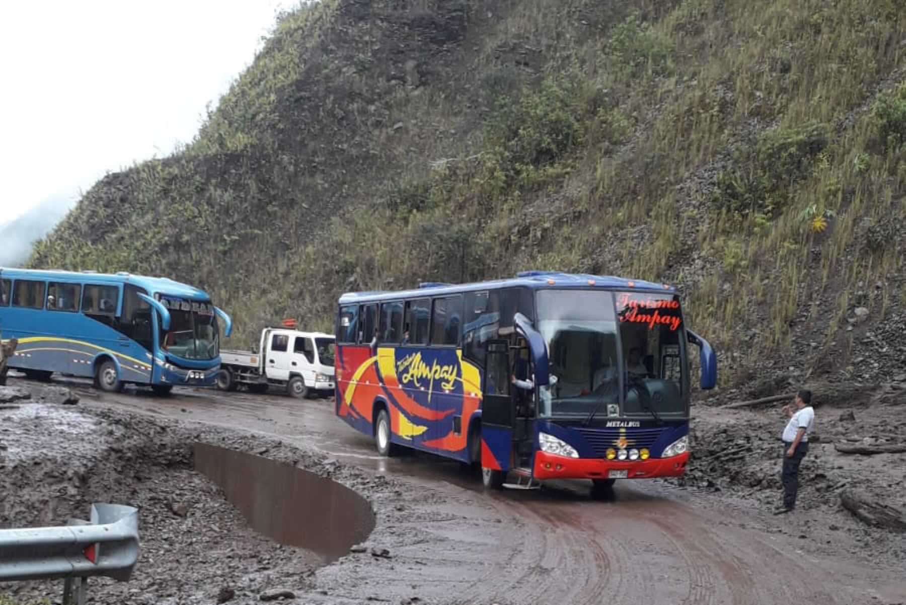 Con ayuda de maquinaria pesada desbloquean la vía Cusco-Quillabamba tras deslizamientos por lluvias. ANDINA/Difusión