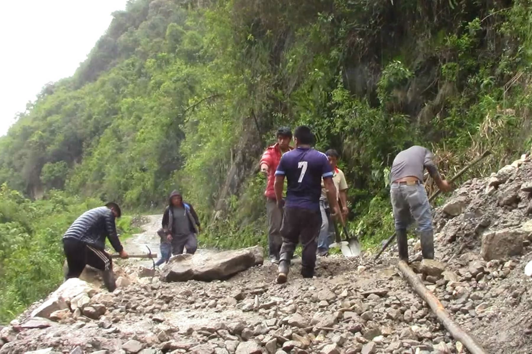 Pobladores de dos distritos alejados de Huancayo, en Junín, piden ayuda ante la constante caída de huaicos en la vía Pariahuanca-Santo Domingo.