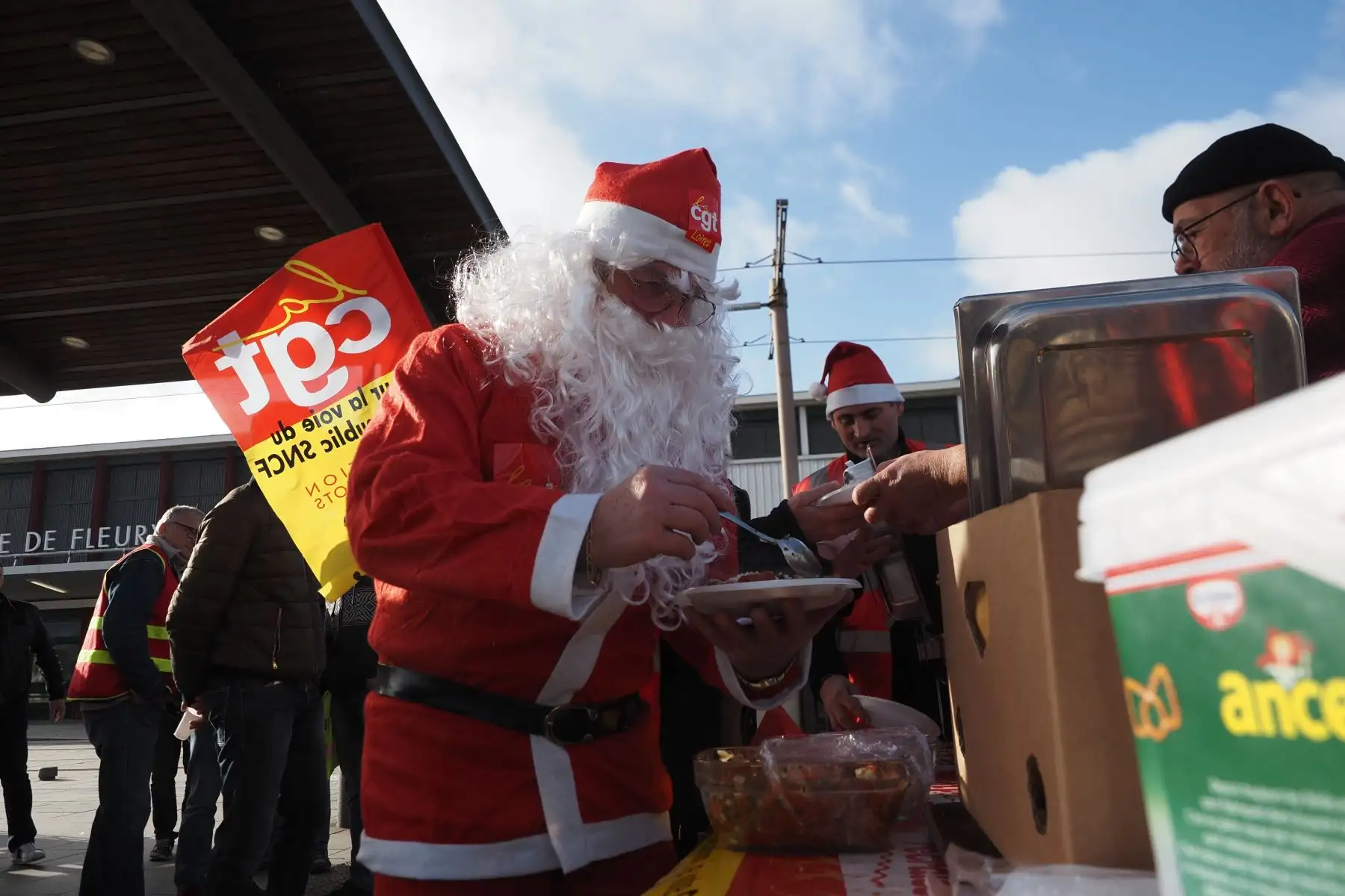 Los trabajadores ferroviarios de SNCF hacen cola para comer en un banquete de Navidad organizado frente a la estación de Les Aubrais después de una reunión contra el proyecto de reforma de pensiones del gobierno francés cerca de Orleans, en el centro de Francia. 
Foto: AFP