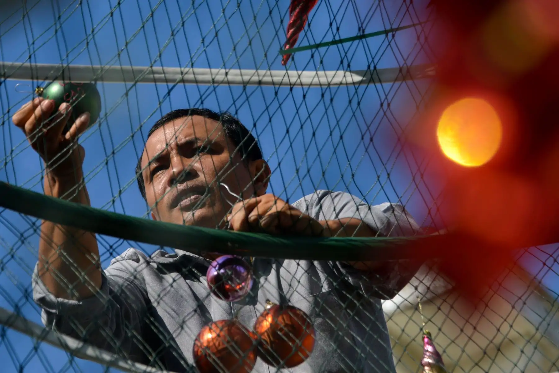Un hombre prepara un árbol de Navidad en la iglesia Hati Kudus en Banda Aceh, en Indonesia.
Foto: AFP
