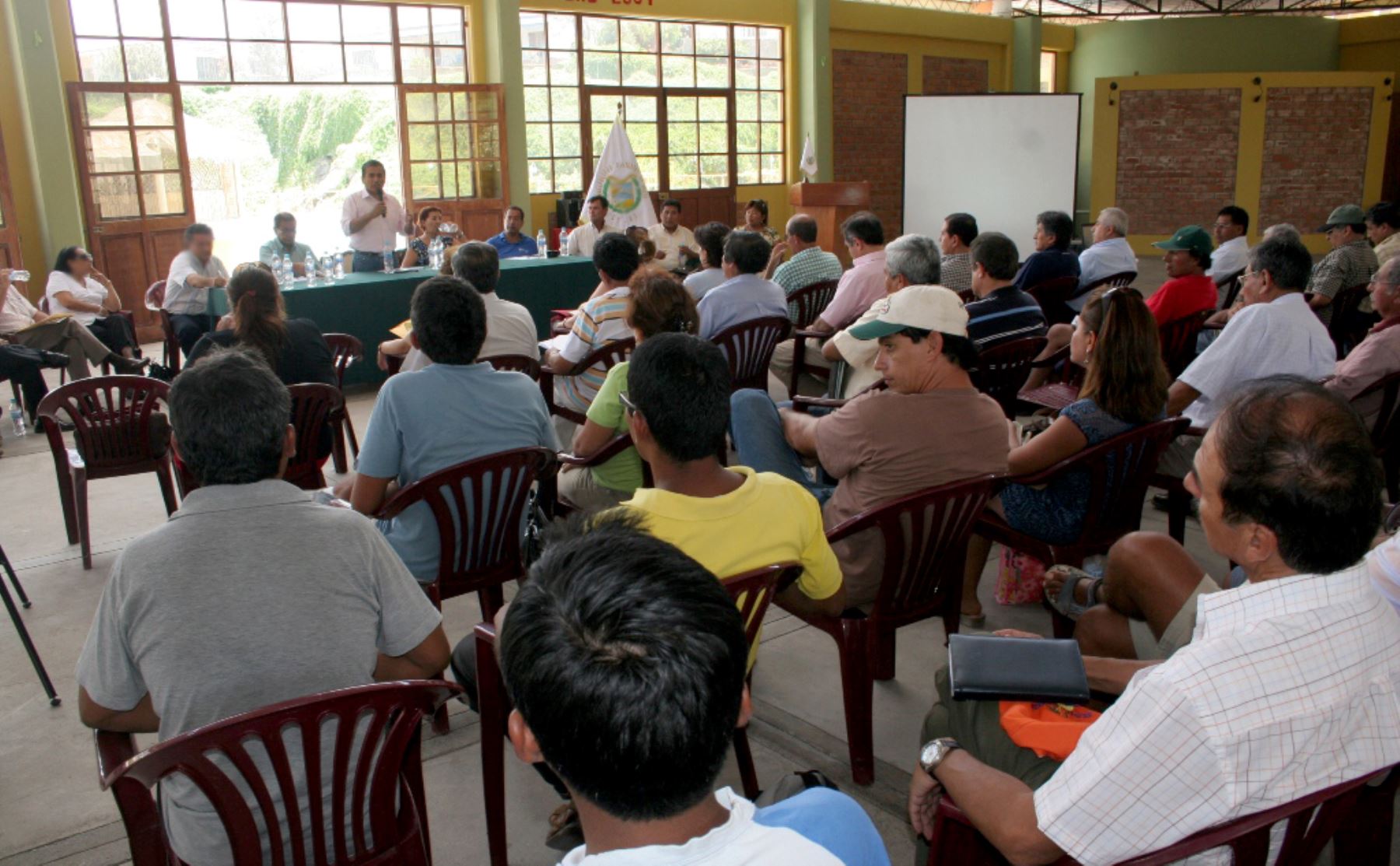 Diálogo entre pobladores y operador de Cerro Lindo