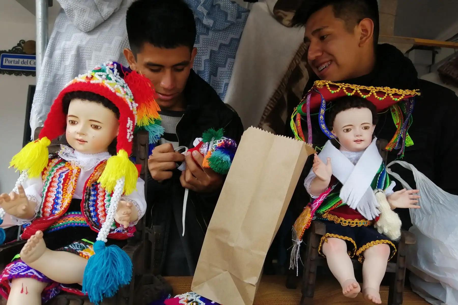 Más de mil artesanos inician venta de obras de arte con motivos navideños en Santurantikuy en Cusco.
Foto: ANDINA/ Percy Hurtado Santillán