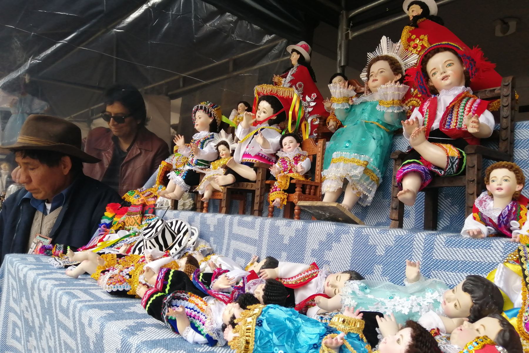 Cada 24 de diciembre, la Plaza de Armas de la ciudad del Cusco se convierte en el epicentro de una de las mayores exhibiciones de arte popular alusivo a la Navidad. La feria Santurantikuy se convierte en expresión cabal del sincretismo religioso-cultural cristiano y andino que identifica a la Ciudad Imperial. ANDINA/Percy Hurtado Santillán
