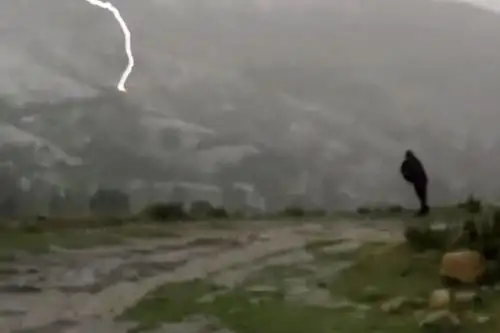 Johan del Castillo, candidato al Congreso por el partido Morado, sobrevive tras la caída de un rayo en el Cusco. Foto: Captura de video