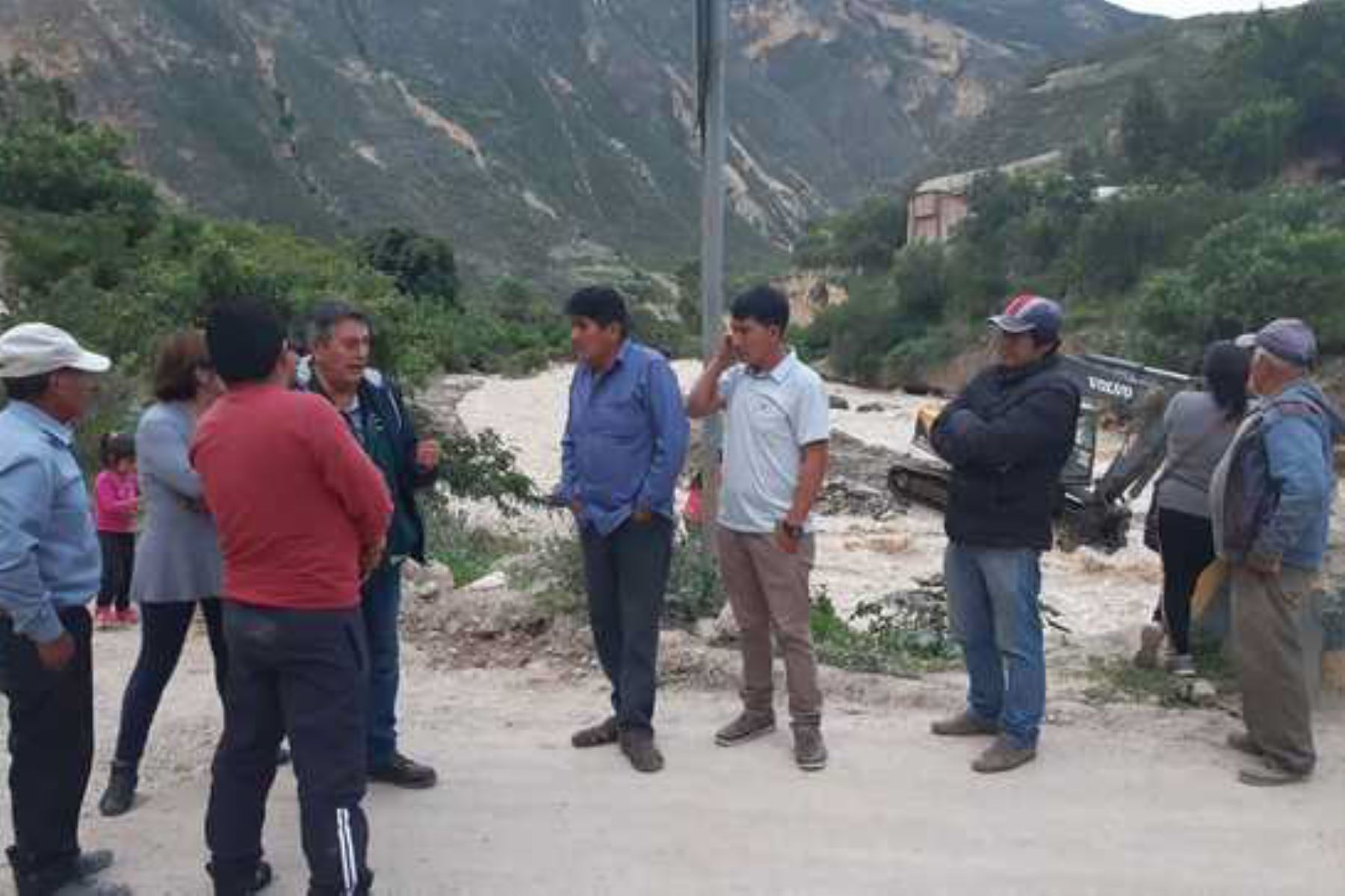 Una brigada de primera respuesta del Minagri evalúa los daños ocasionados por el desborde del río Pontó en la provincia de Huari, región Áncash.
